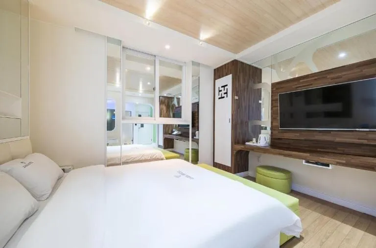 Bed in Zara Hotel Peace Square