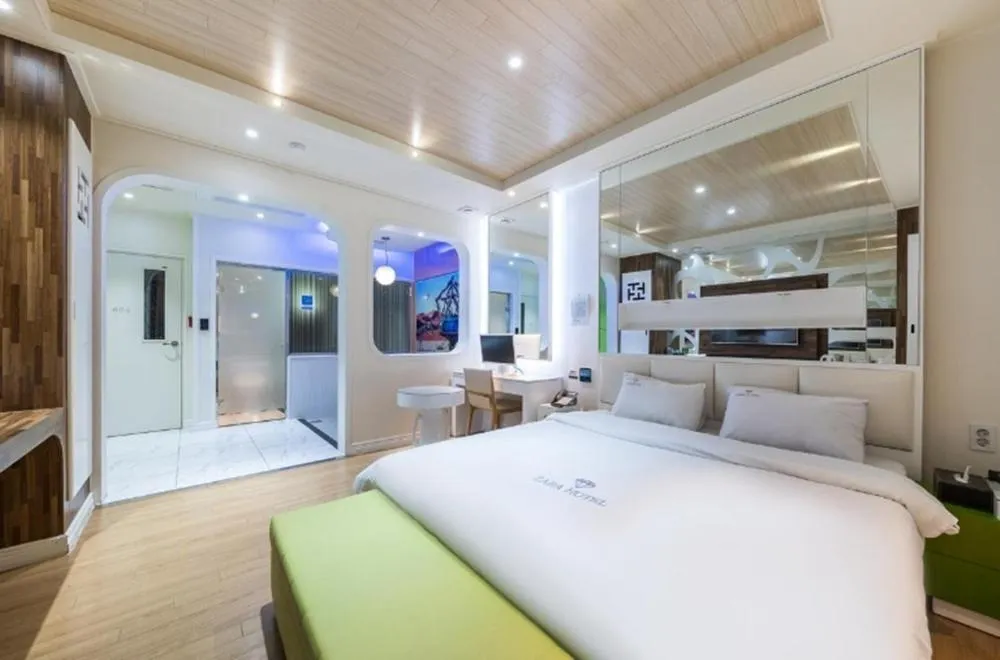 Bed in Zara Hotel Peace Square