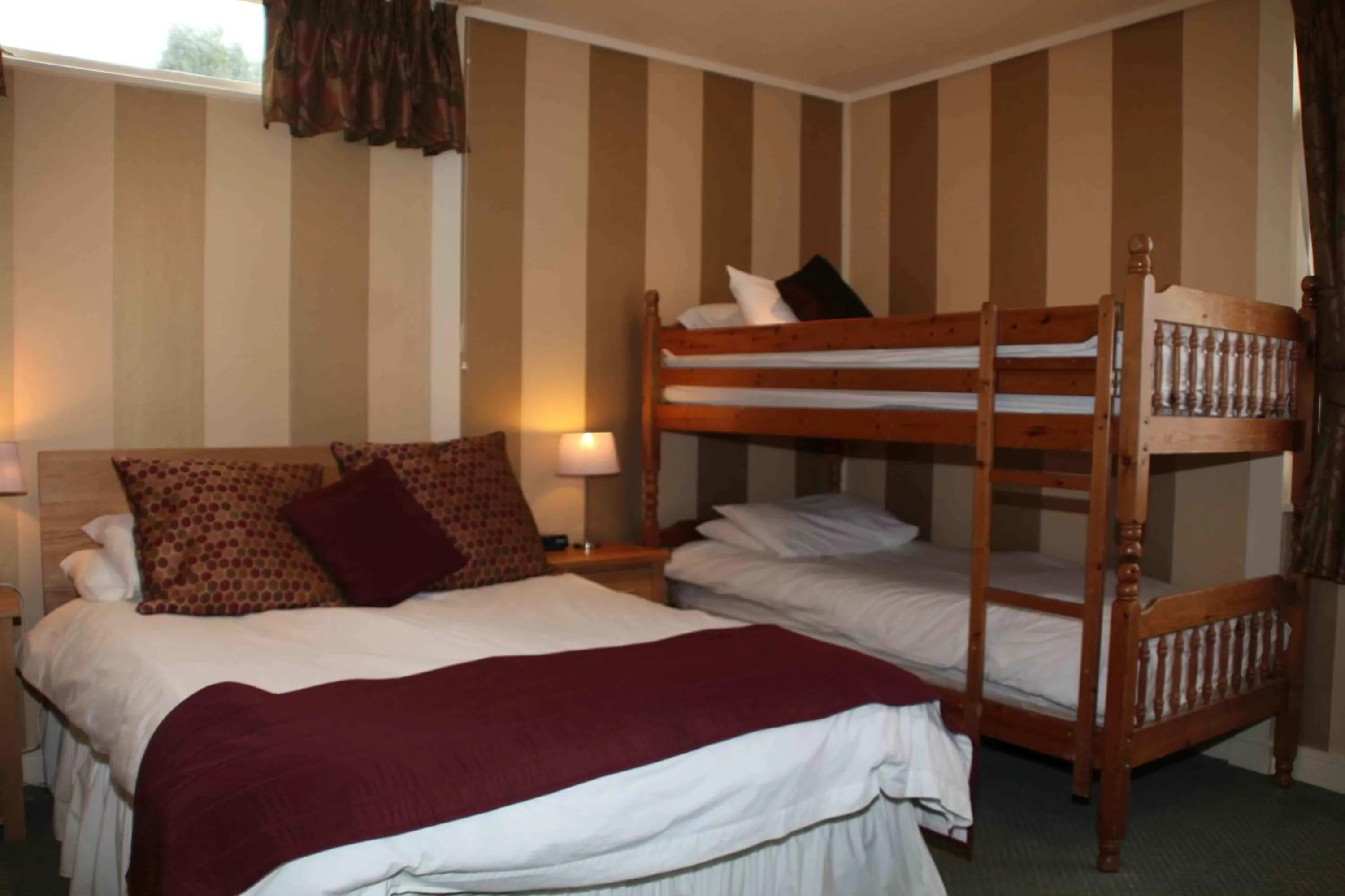 Coffee/tea facilities, Bed in The Dog & Partridge Country Inn