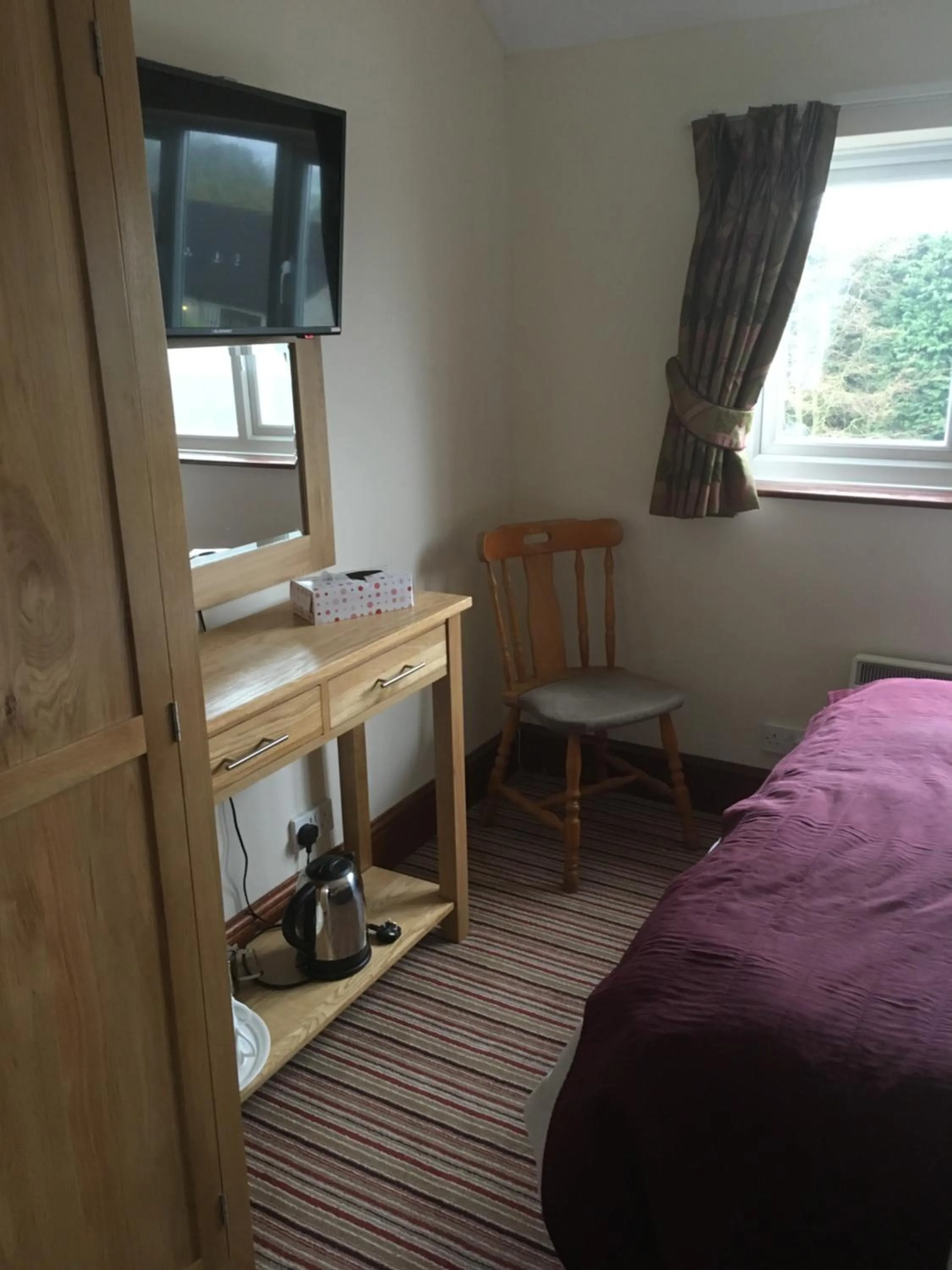 Coffee/tea facilities, Bed in The Dog & Partridge Country Inn