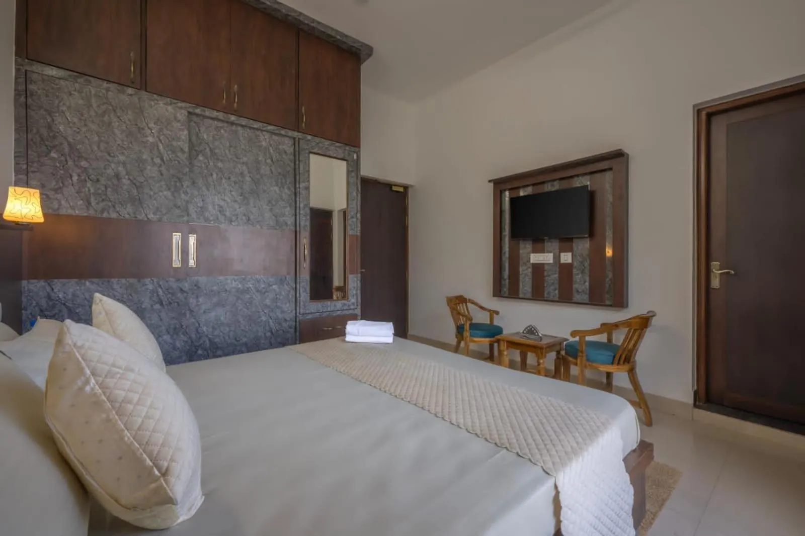 Bed in Wonder Inn Kasauli