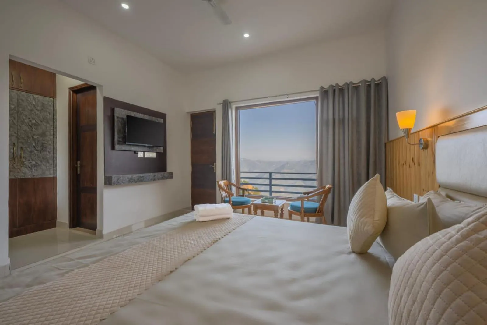 Bed in Wonder Inn Kasauli