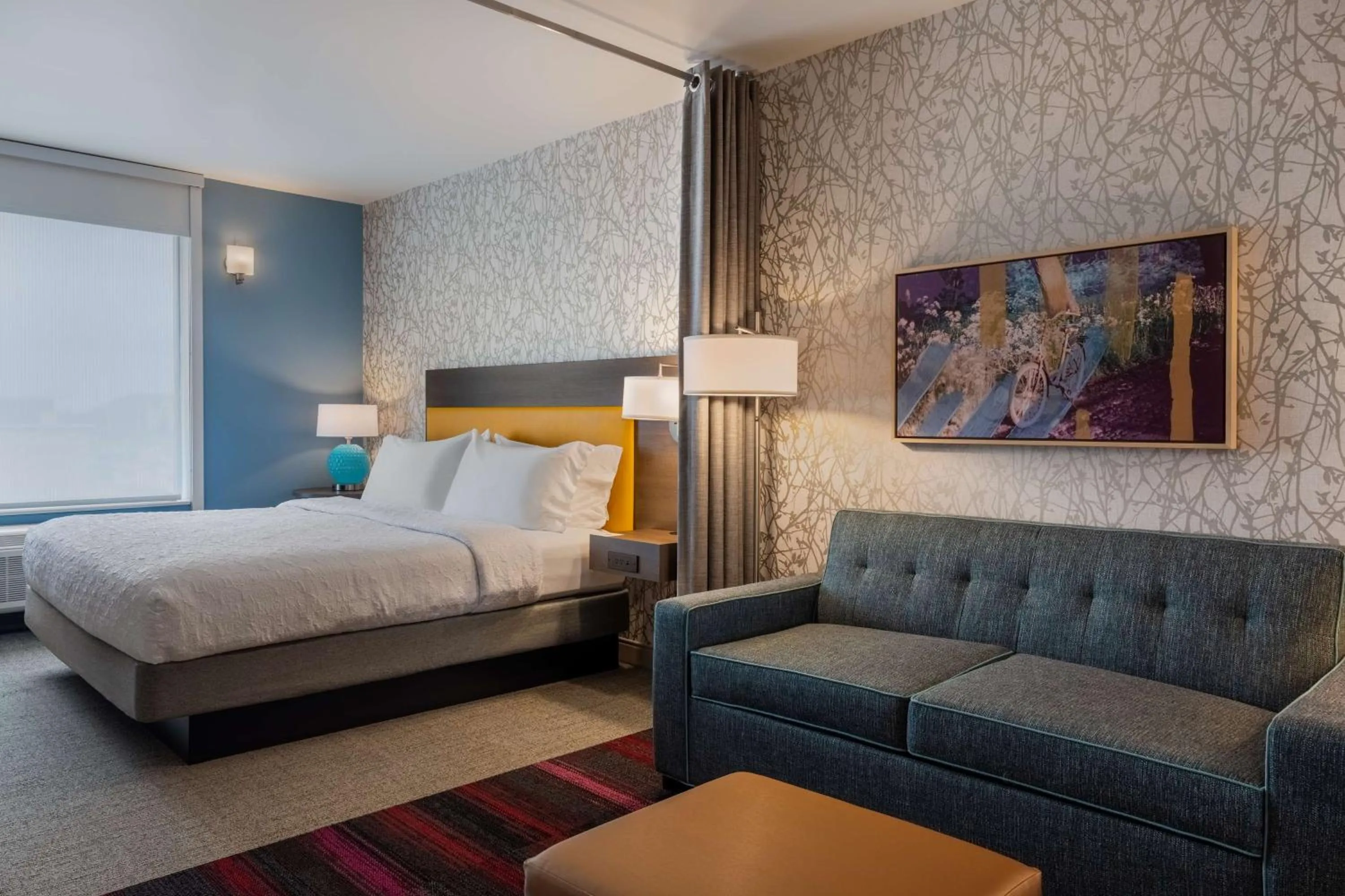 Living room, Bed in Home2 Suites By Hilton Ankeny