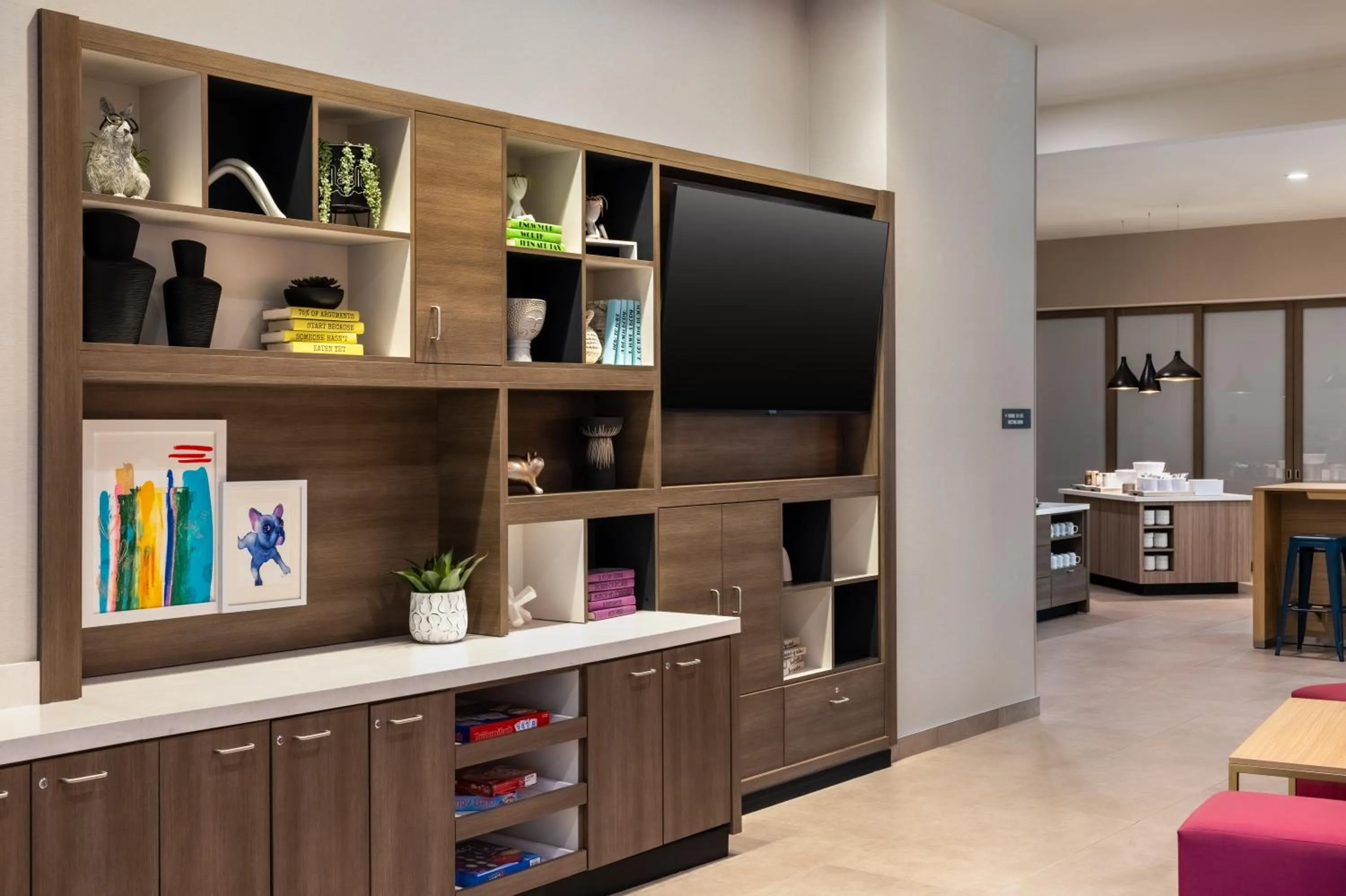 Communal lounge/ TV room in Tru By Hilton Ankeny