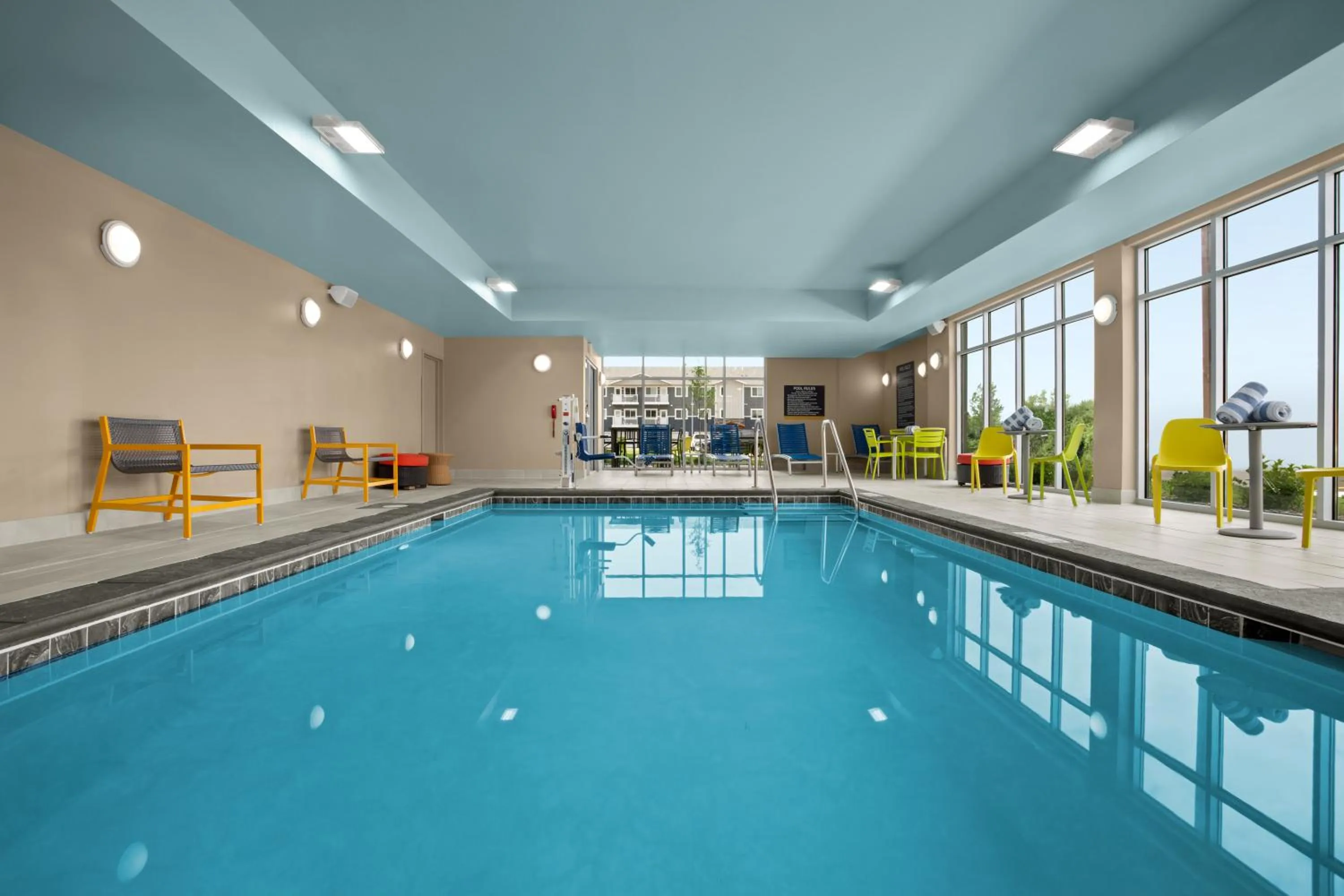 Swimming pool in Home2 Suites By Hilton Owatonna