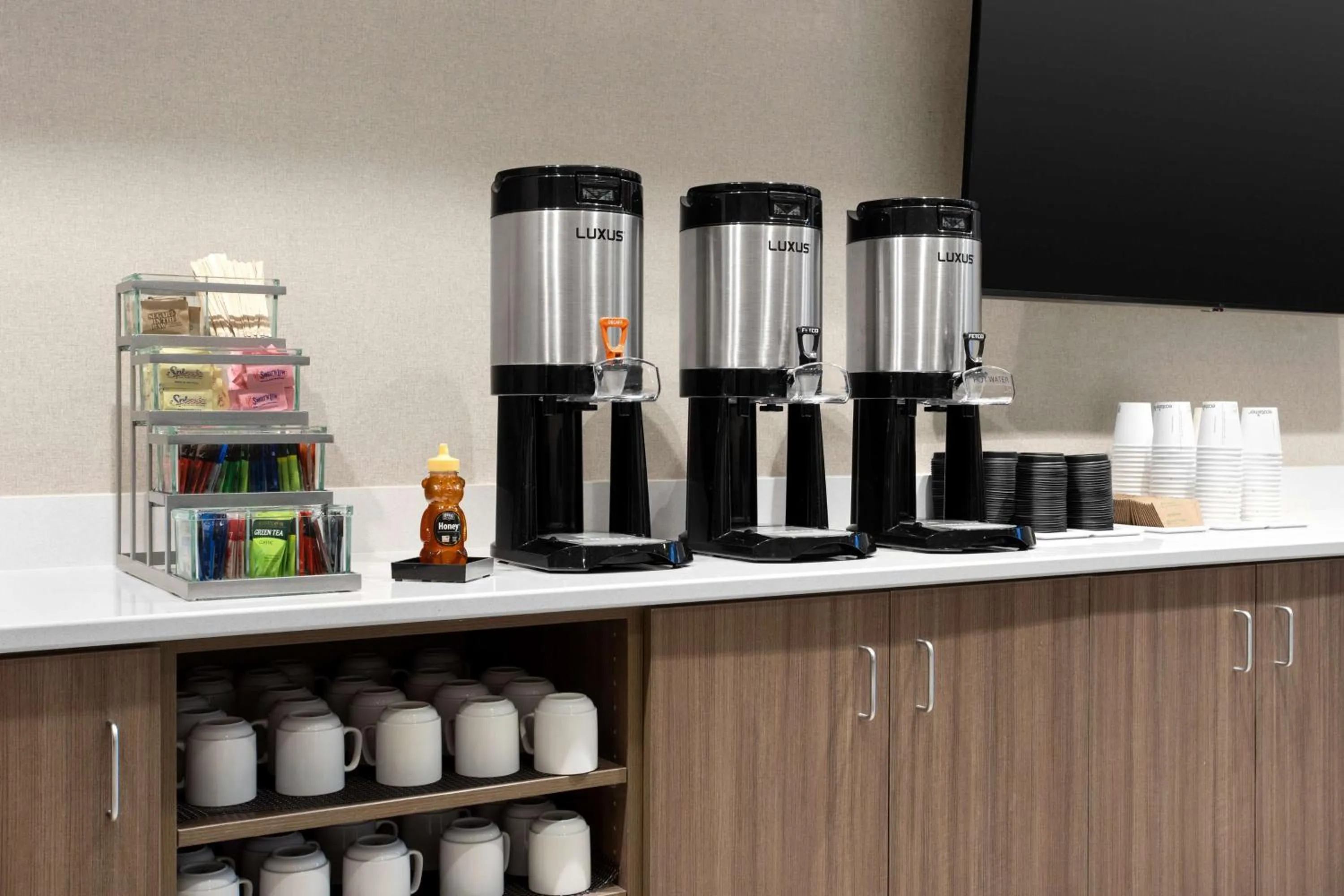 Dining area in Home2 Suites By Hilton Owatonna