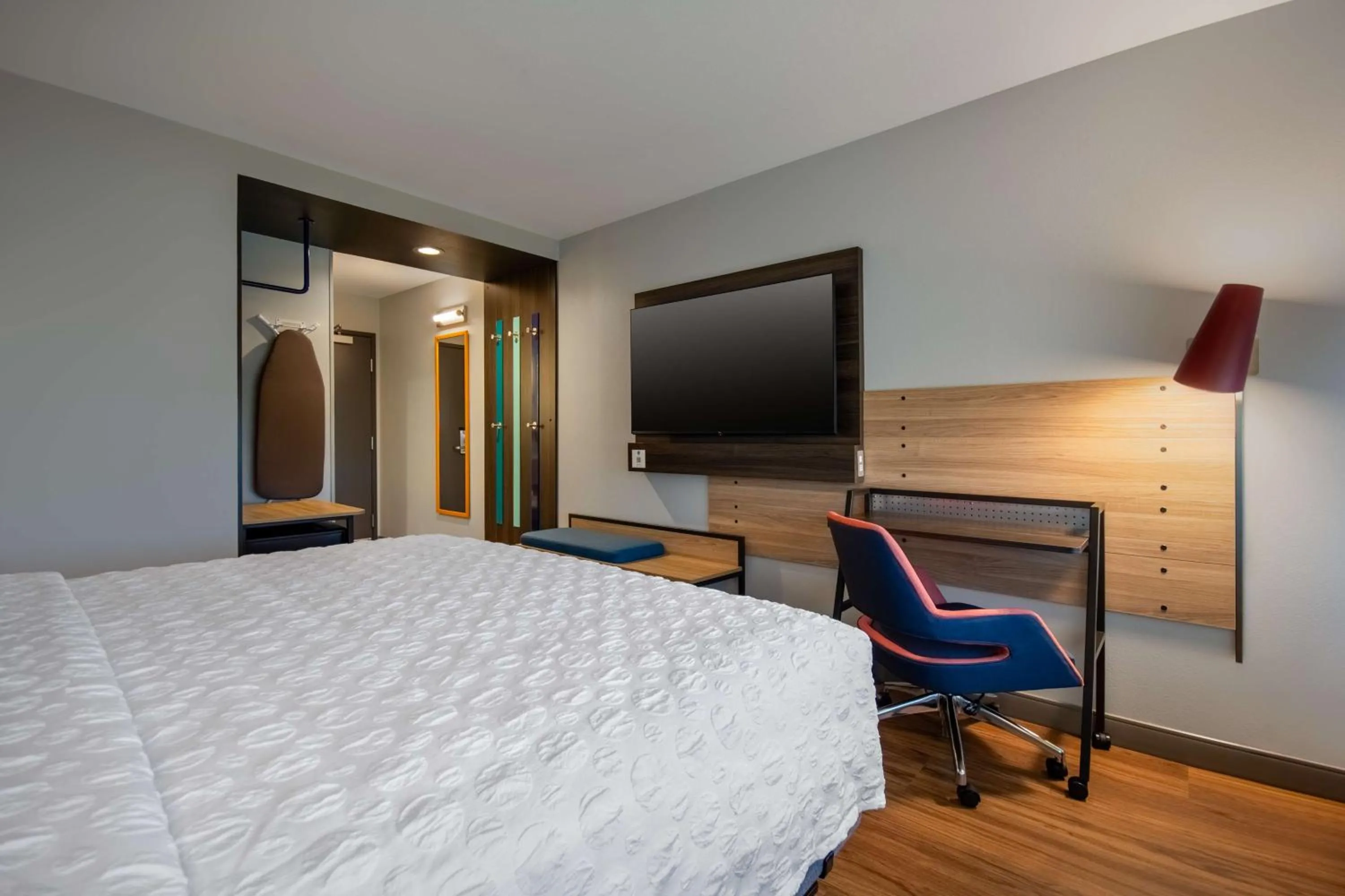 Bedroom, Bed in Tru By Hilton Merrillville
