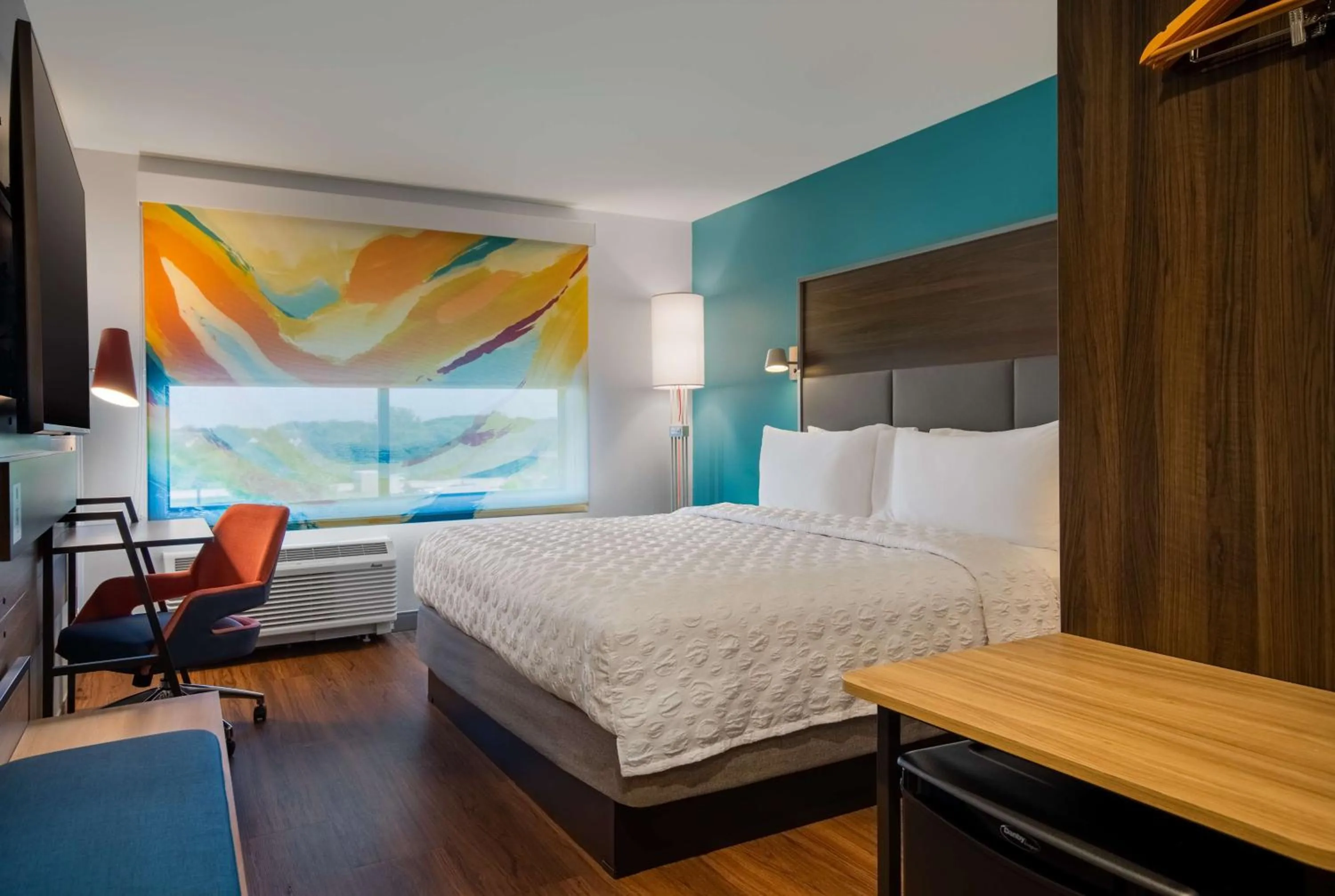 Bedroom, Bed in Tru By Hilton Merrillville