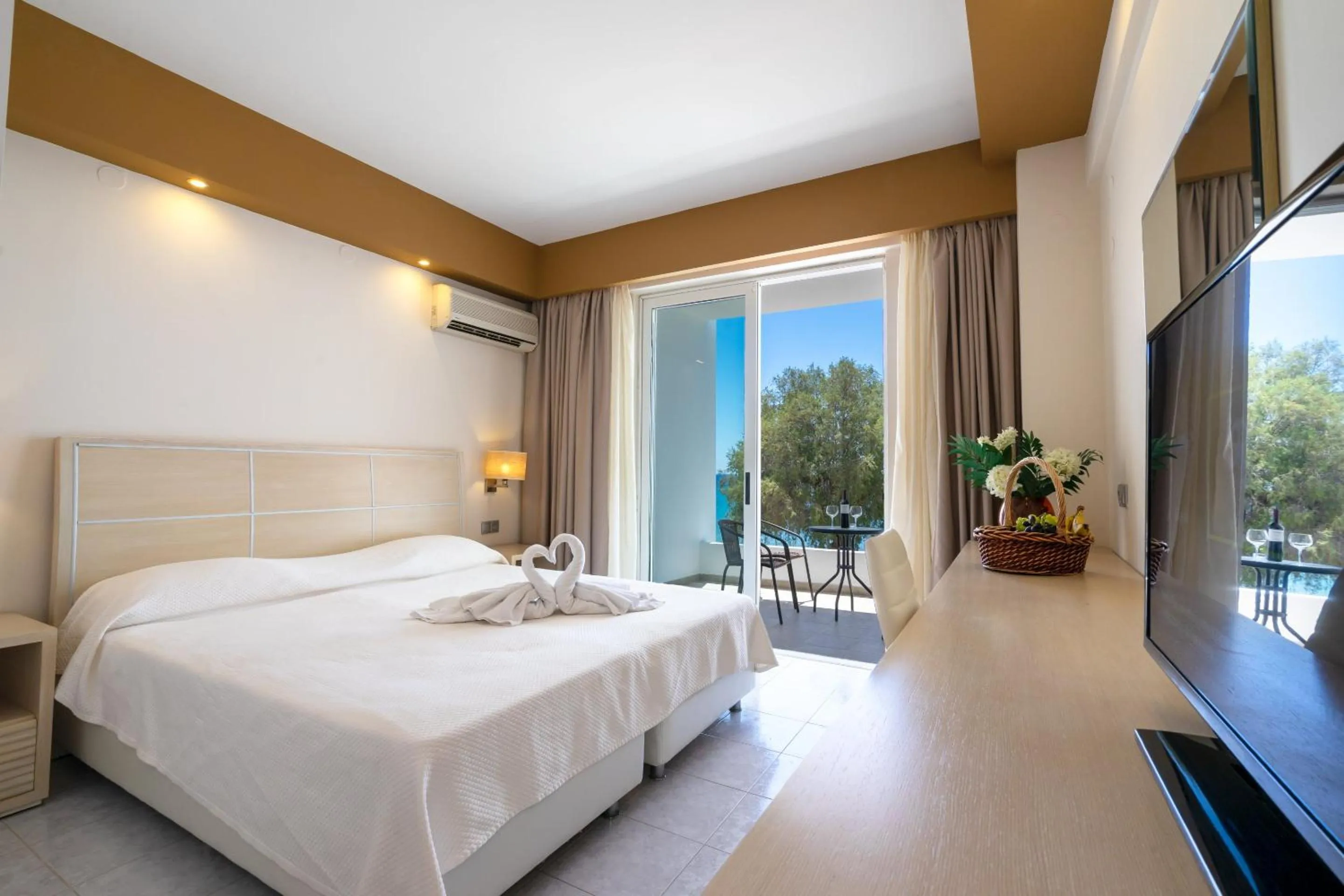 Bedroom, Bed in Kamari Beach