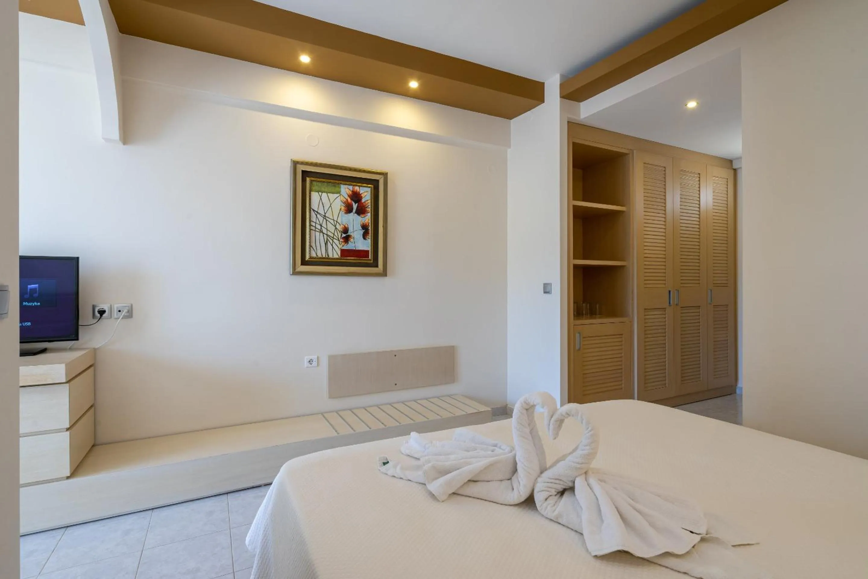 wardrobe, Bed in Kamari Beach