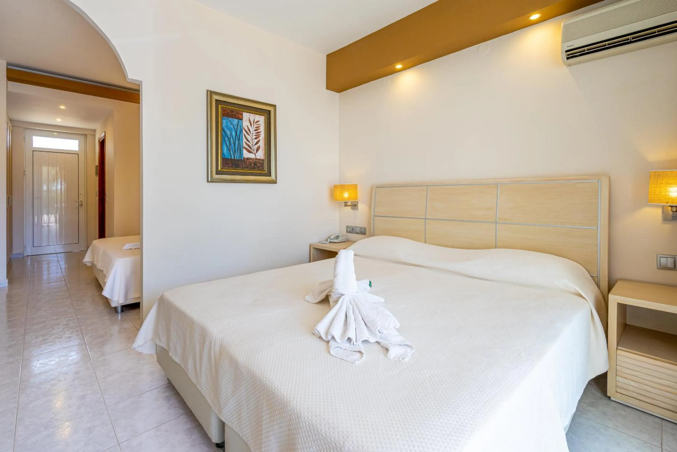 Photo of the whole room, Bed in Kamari Beach