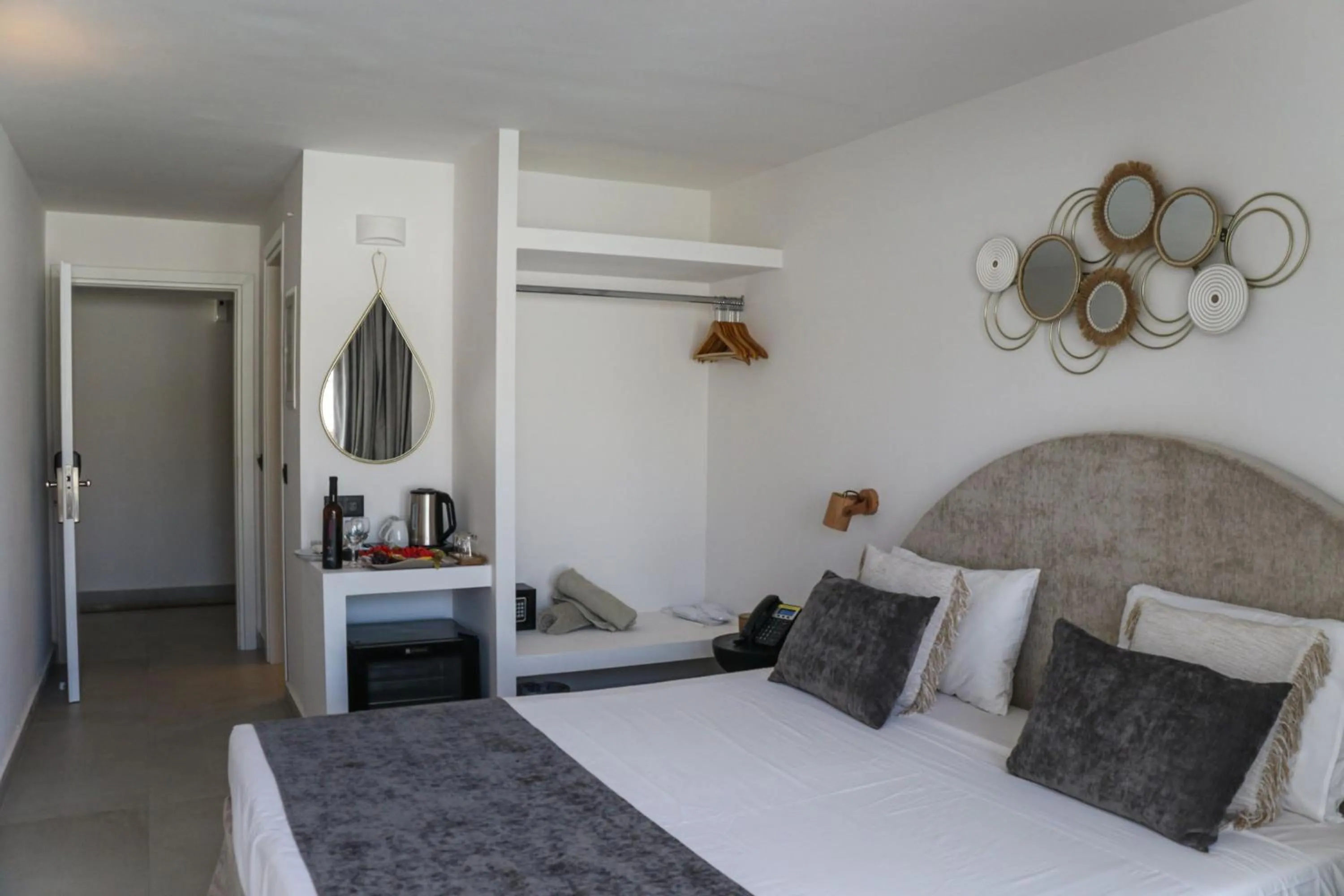 Photo of the whole room, Bed in Kamari Beach