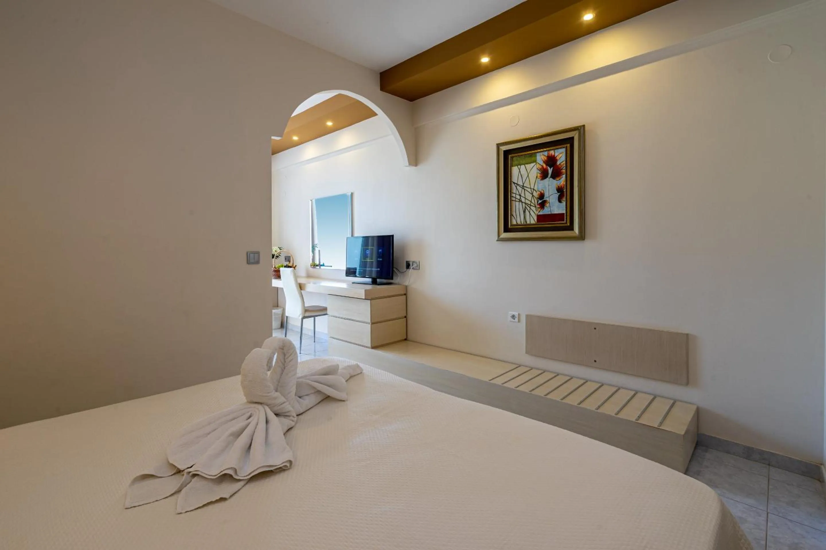 Photo of the whole room, Bed in Kamari Beach