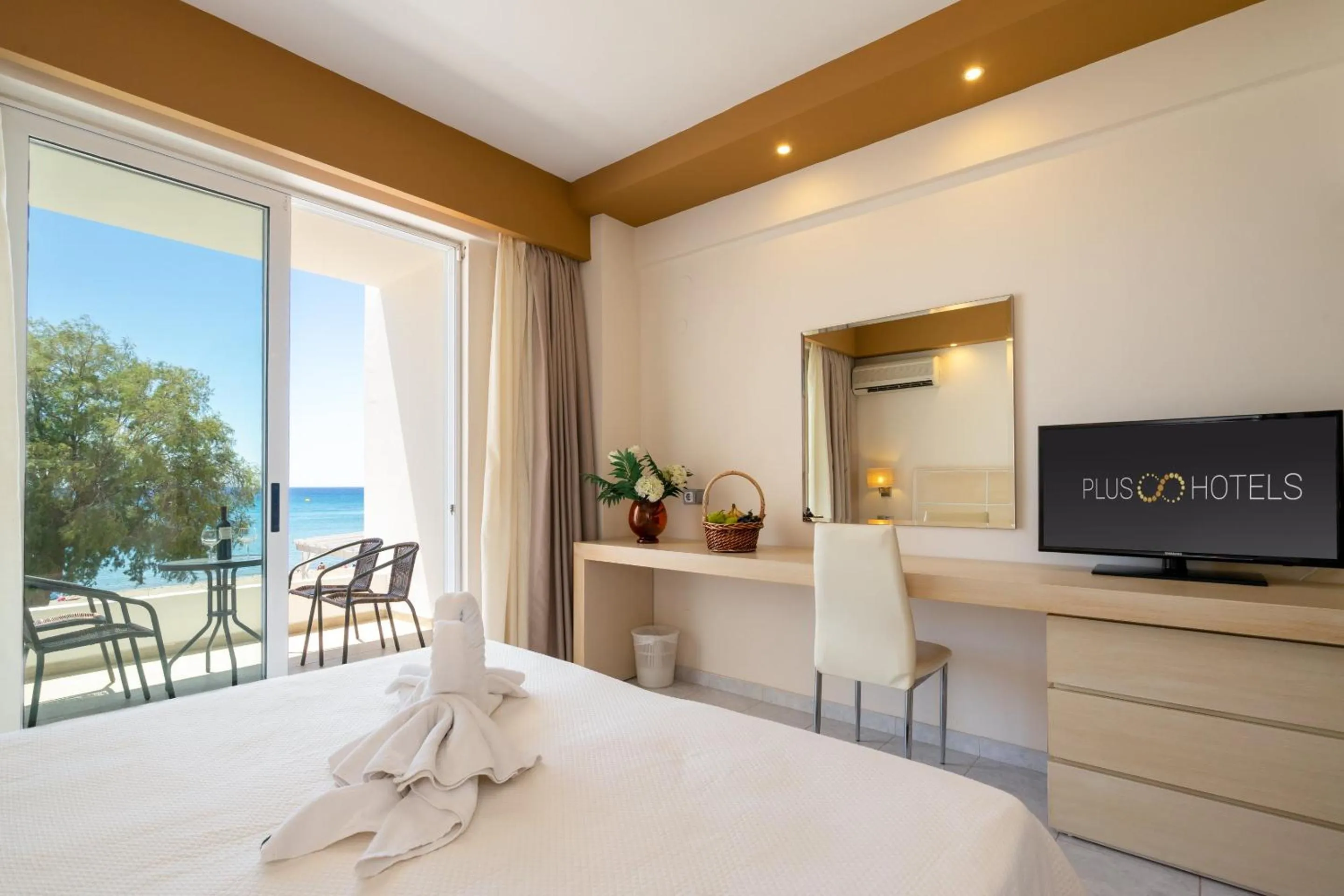 Bedroom, Bed in Kamari Beach