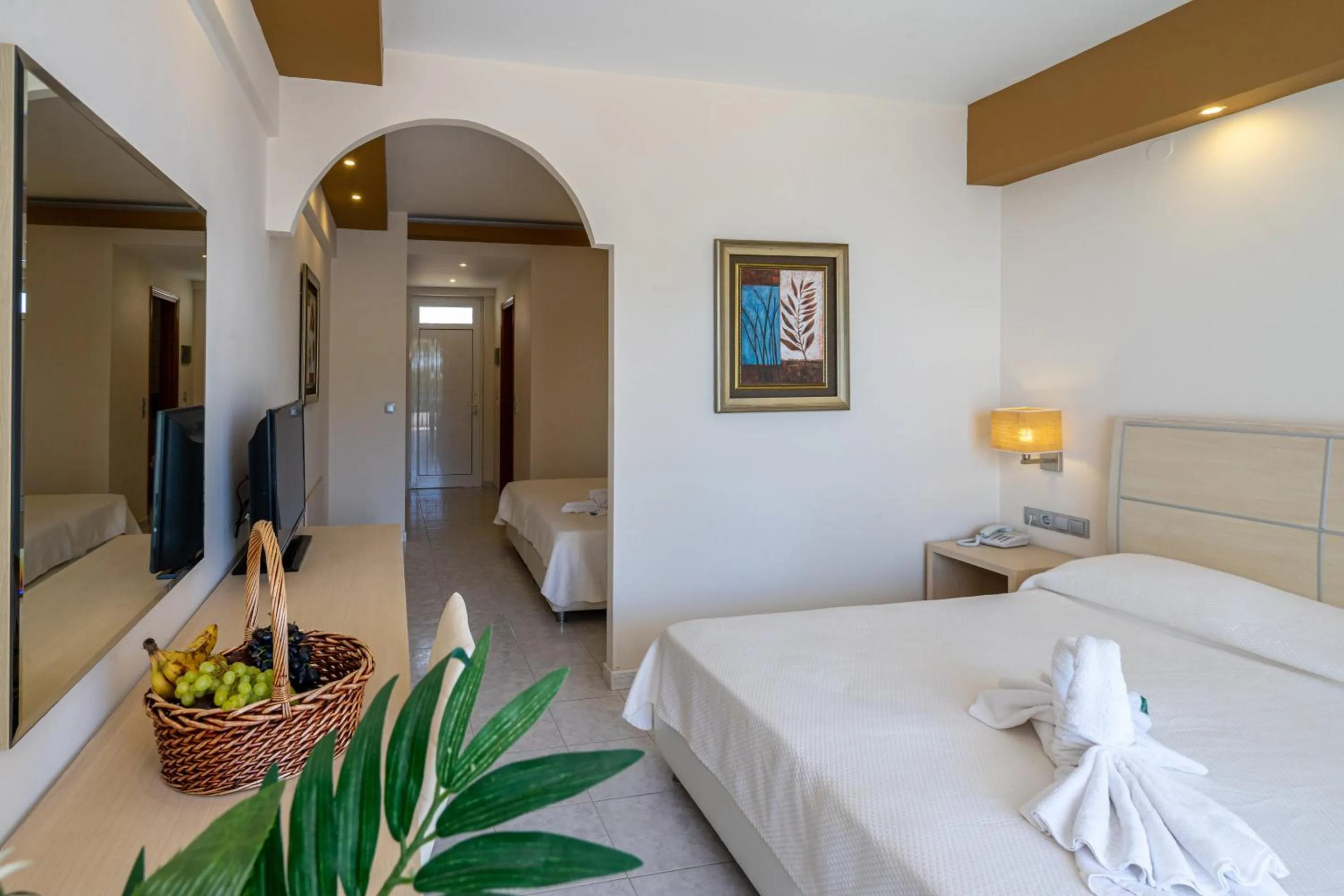 Photo of the whole room, Bed in Kamari Beach