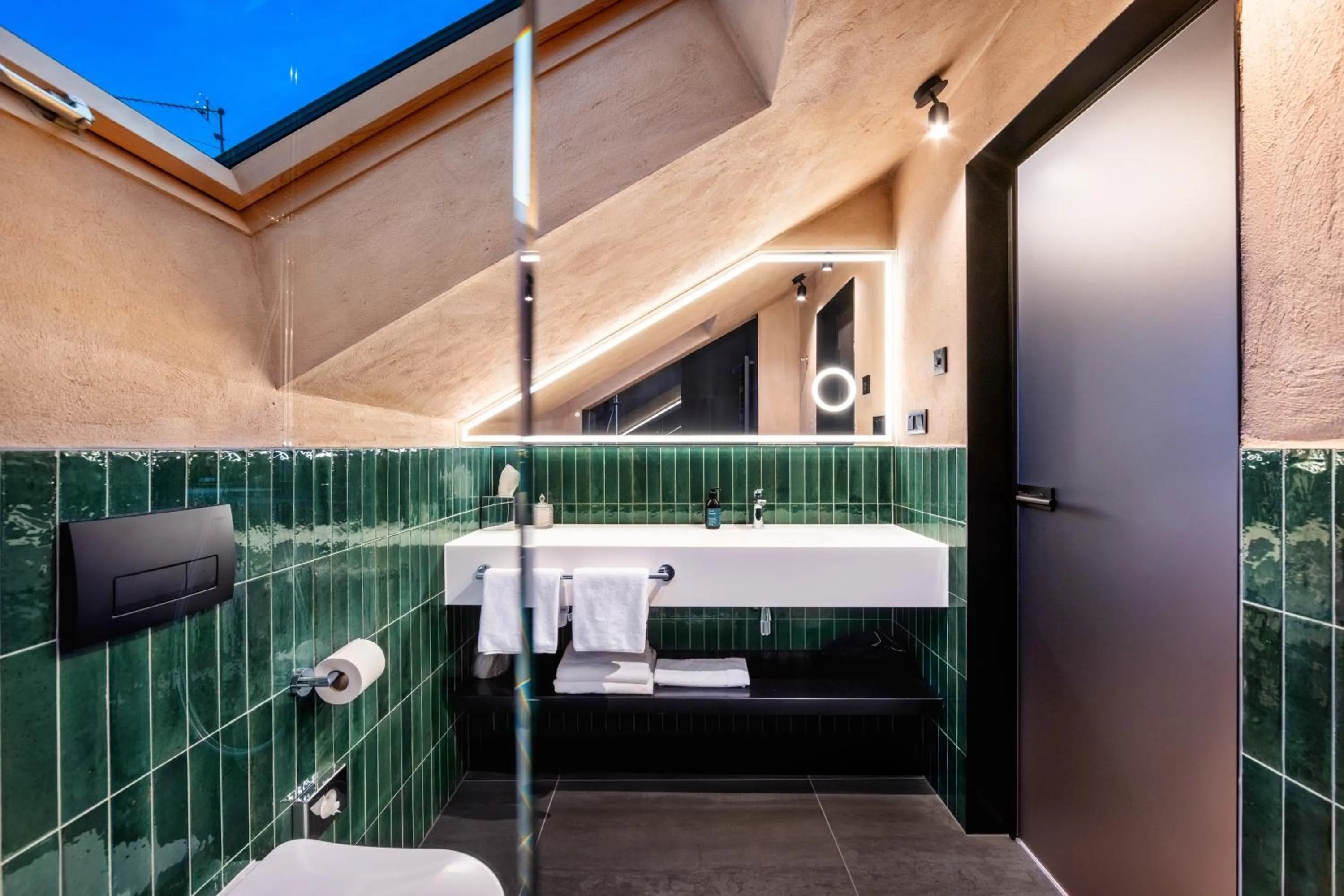 Shower in Nomadic Urban Premium Suites