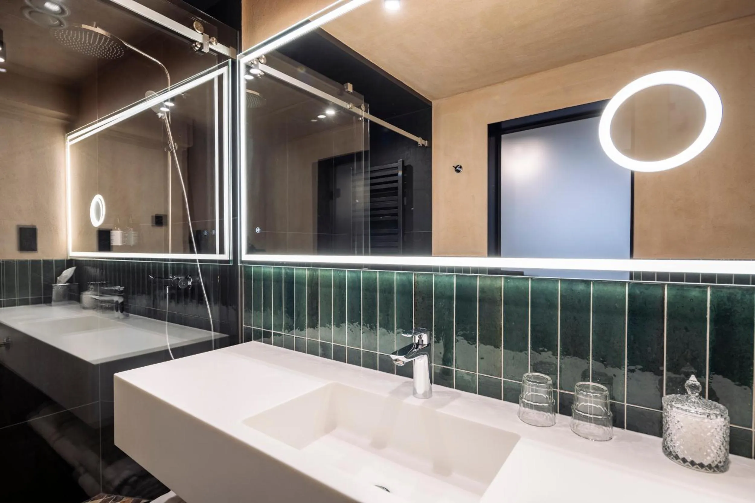 Shower in Nomadic Urban Premium Suites