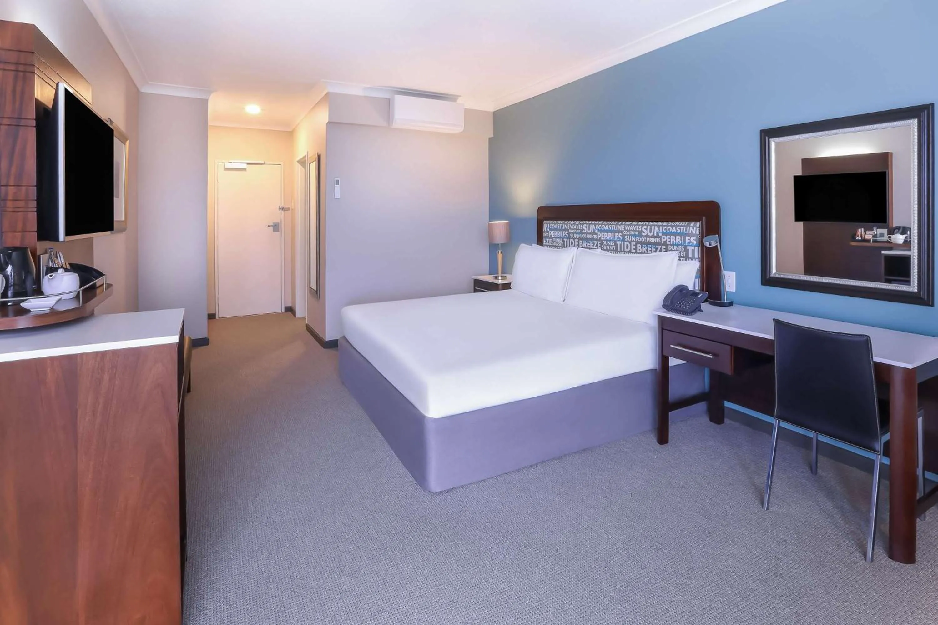 Bedroom, Bed in Garden Court East London