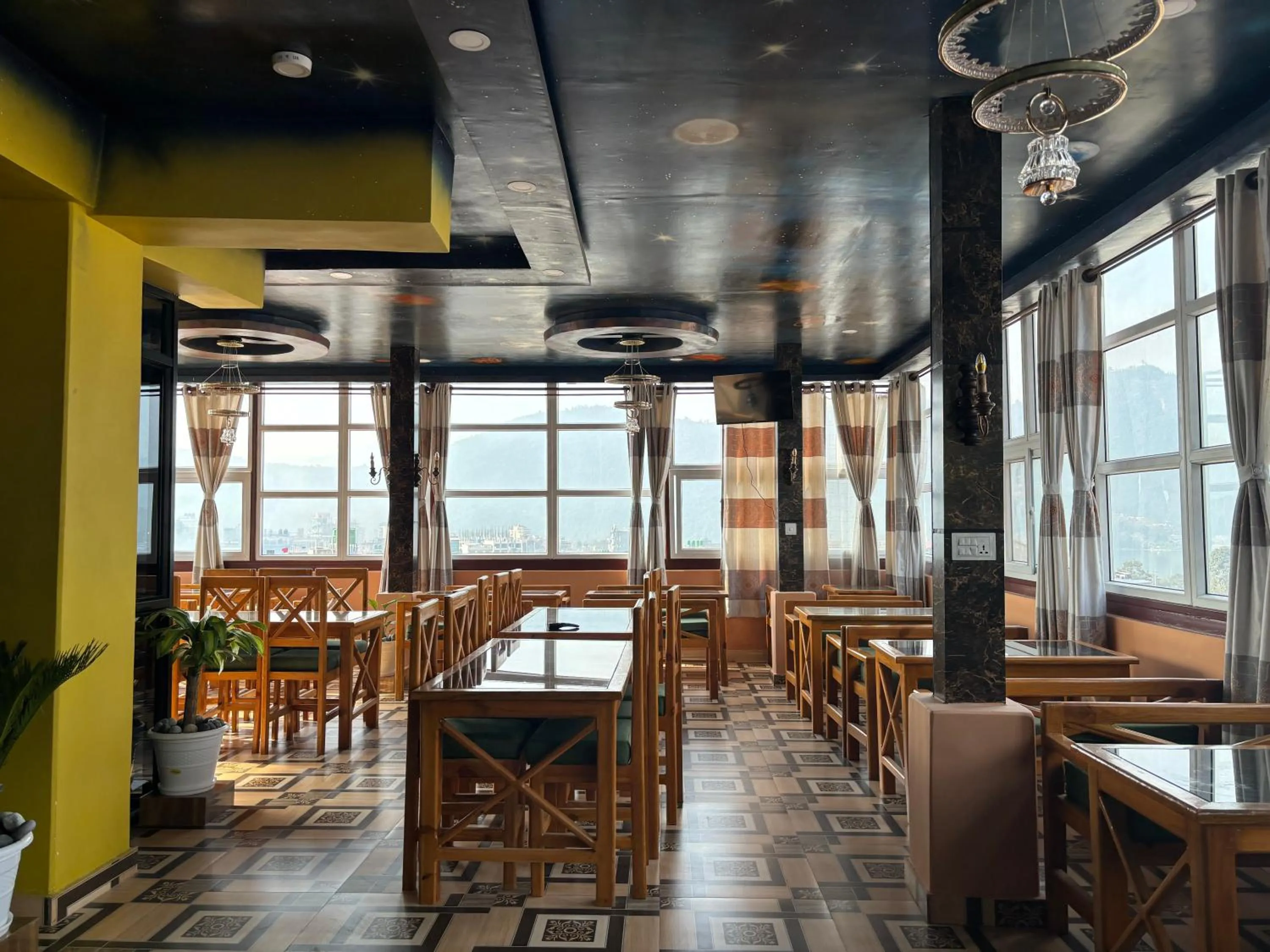 Restaurant/places to eat in Hotel Astro