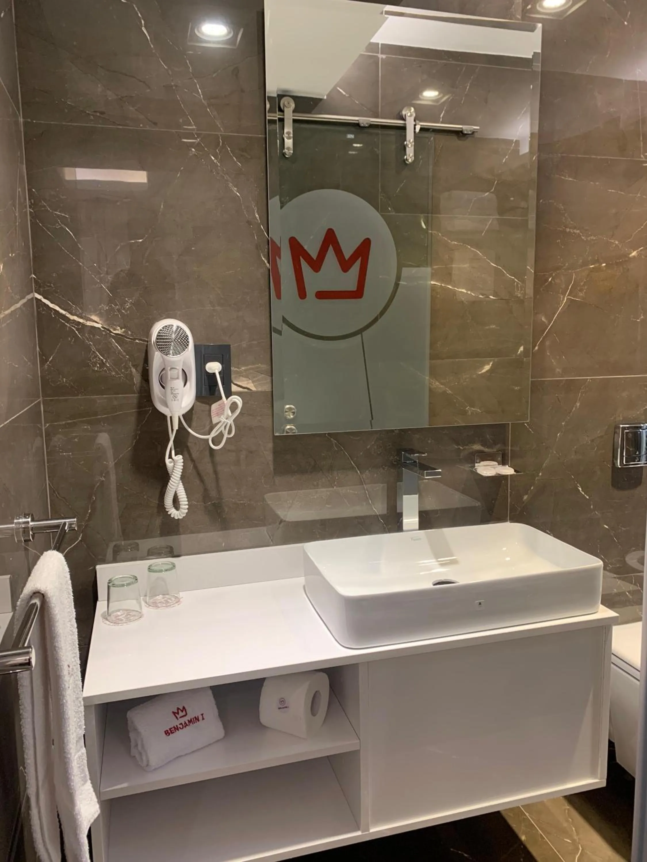 Shower in Benjamín I