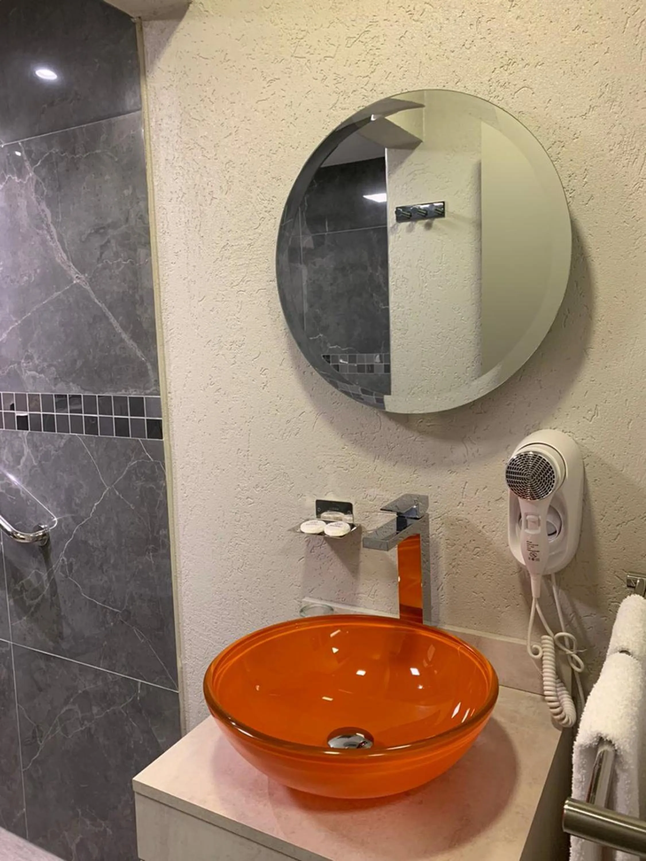 Shower in Benjamín I