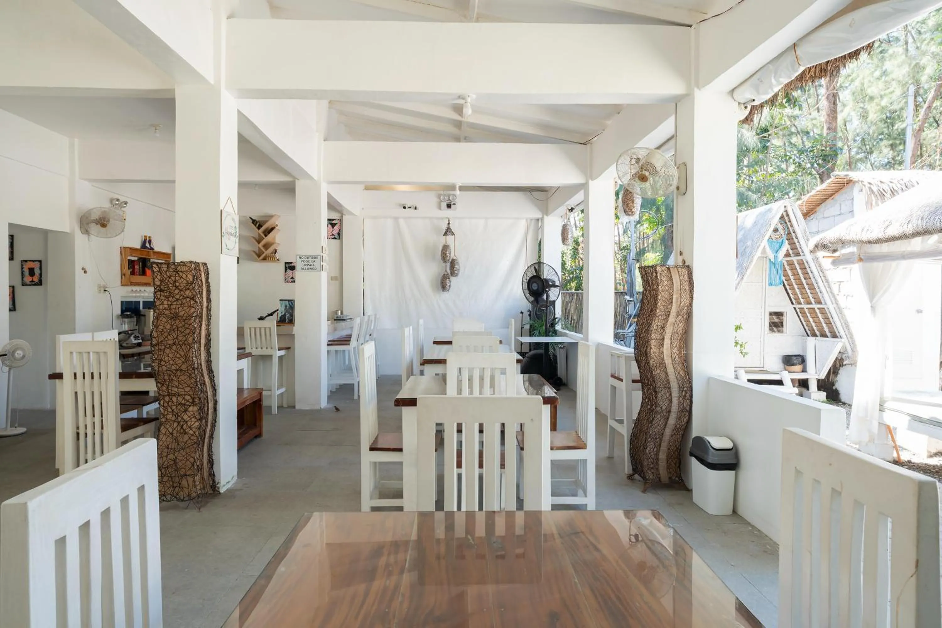 Restaurant/places to eat in Costas De Liwa Bar & Beach Resort