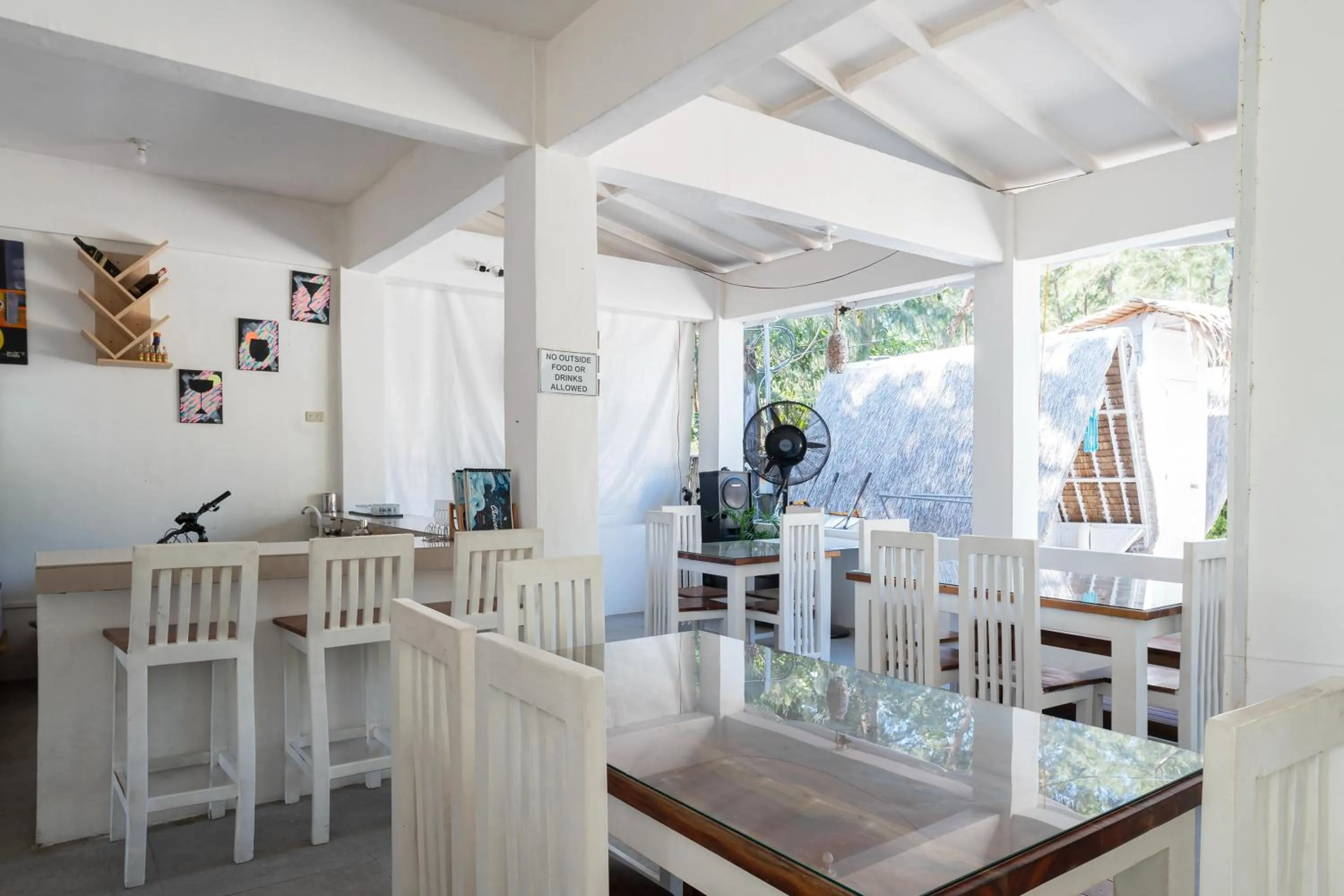 Restaurant/places to eat in Costas De Liwa Bar & Beach Resort