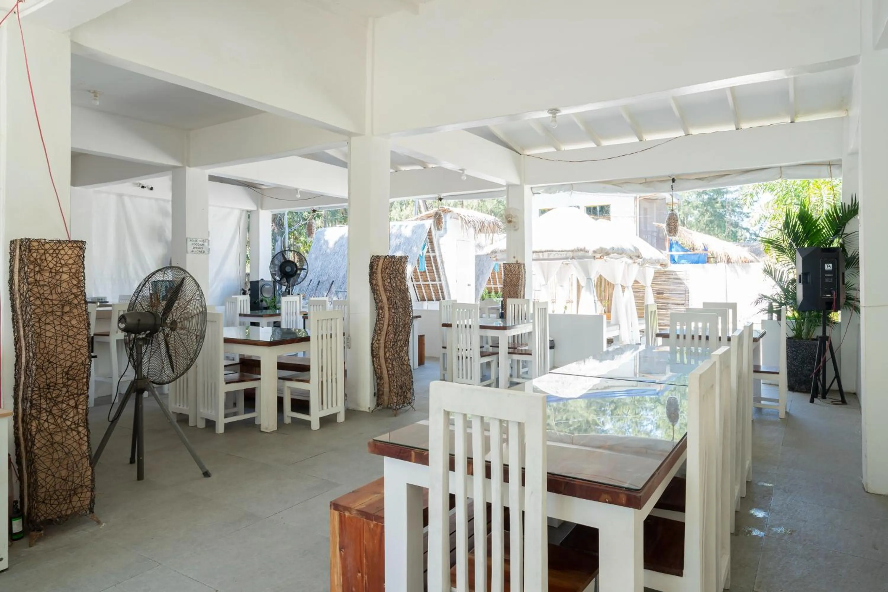 Restaurant/places to eat in Costas De Liwa Bar & Beach Resort