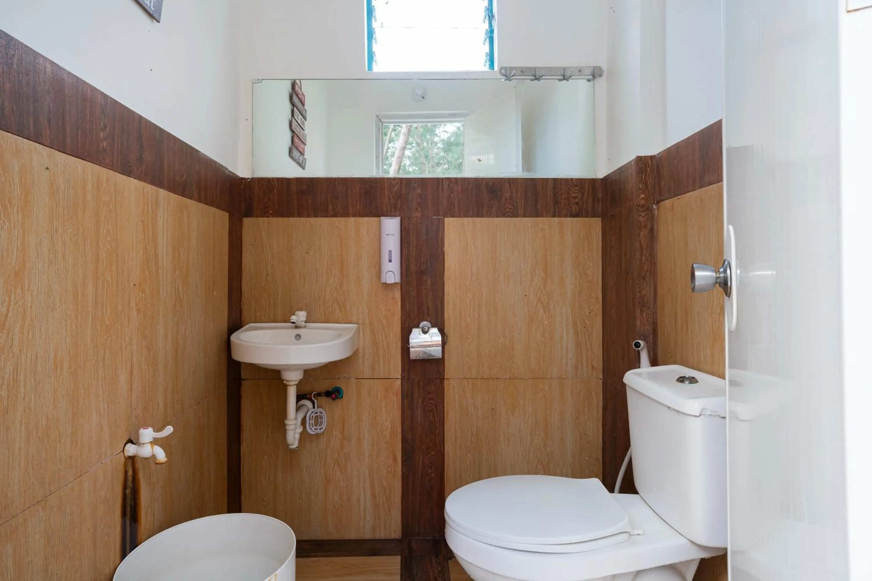 Bathroom in Costas De Liwa Bar & Beach Resort