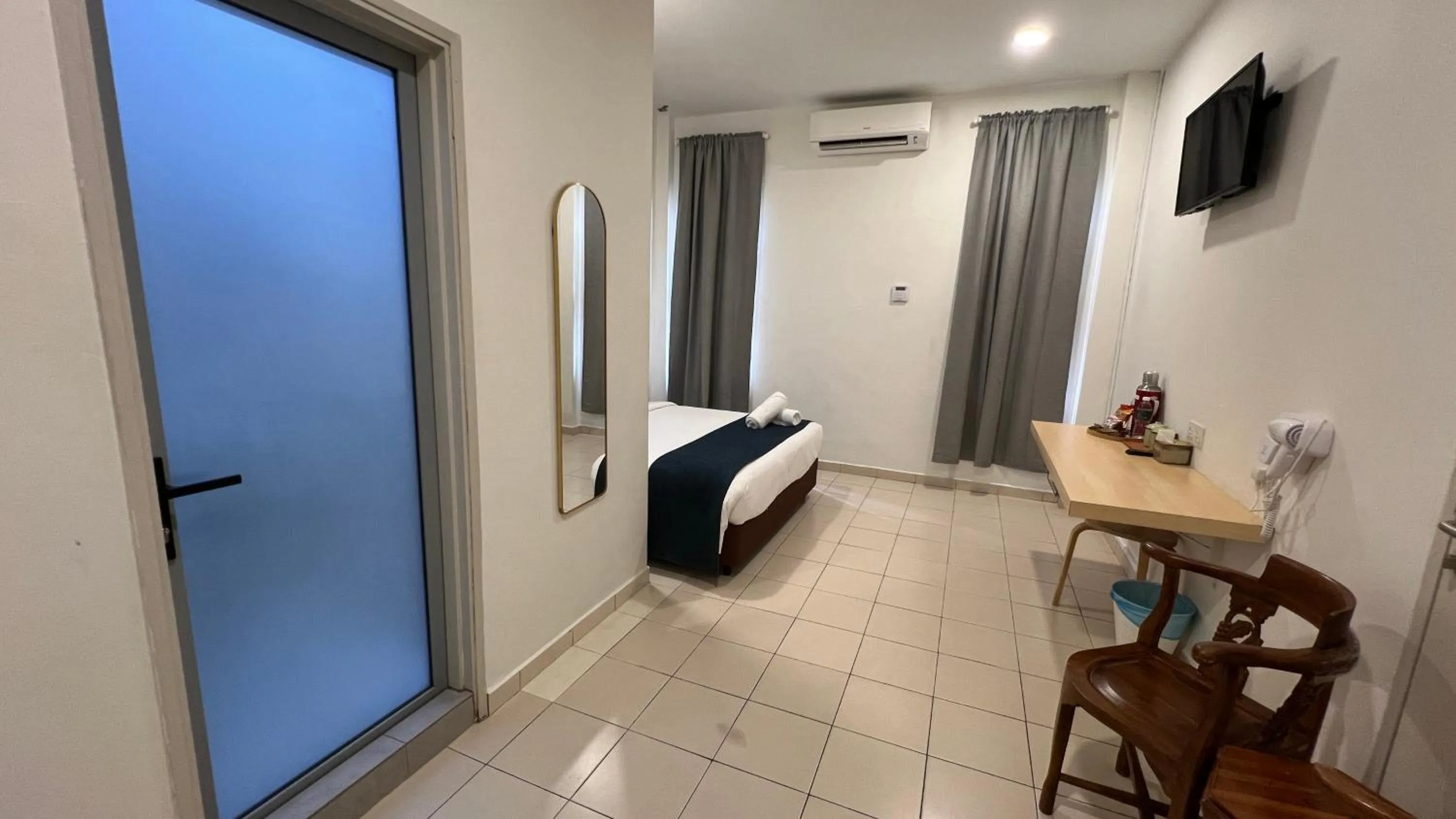 Bedroom, Bed in Cojoy Hotel @ Chinatown