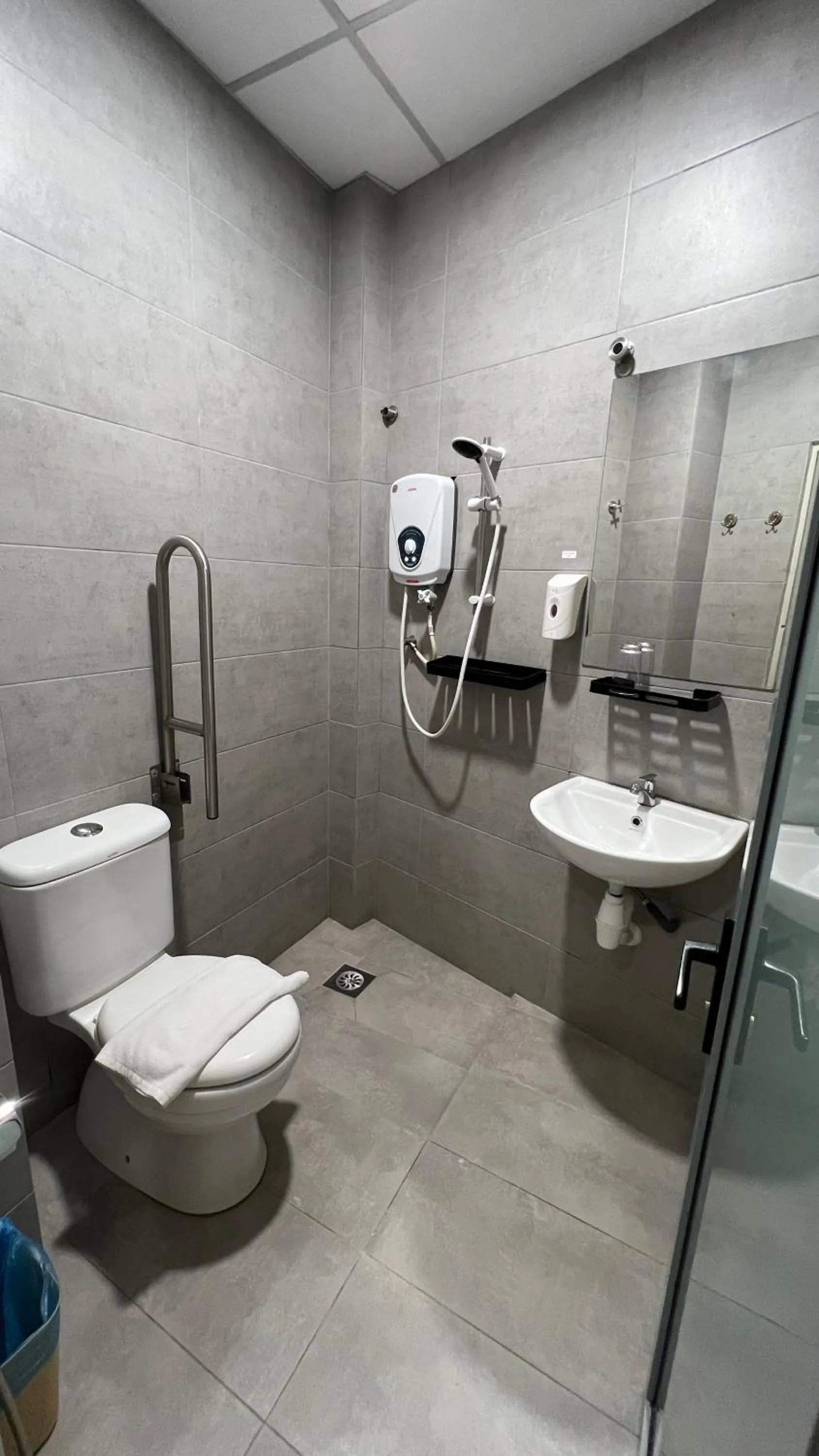 Bathroom in Cojoy Hotel @ Chinatown