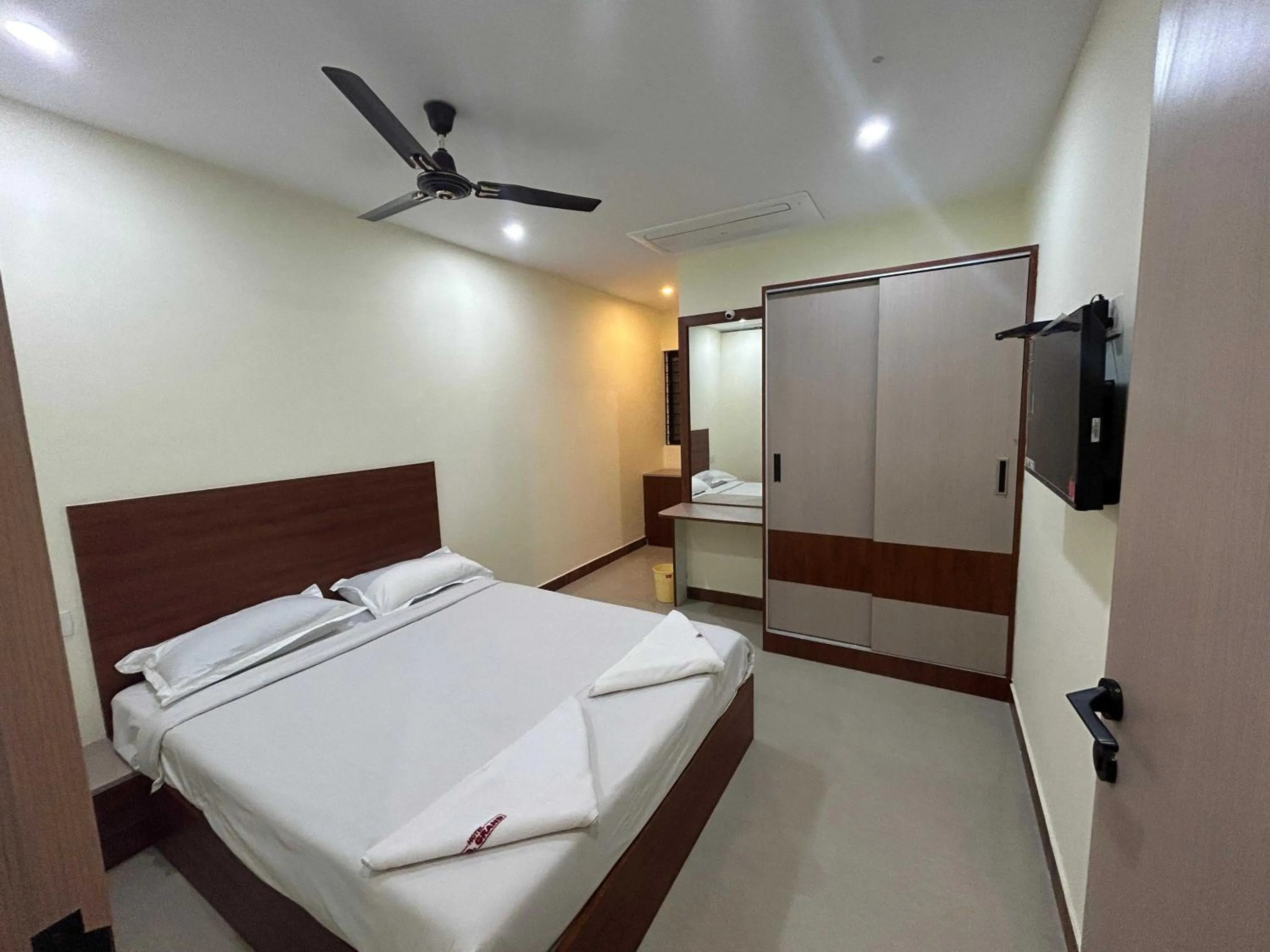 Bedroom, Bed in Hotel O U.G. Grand