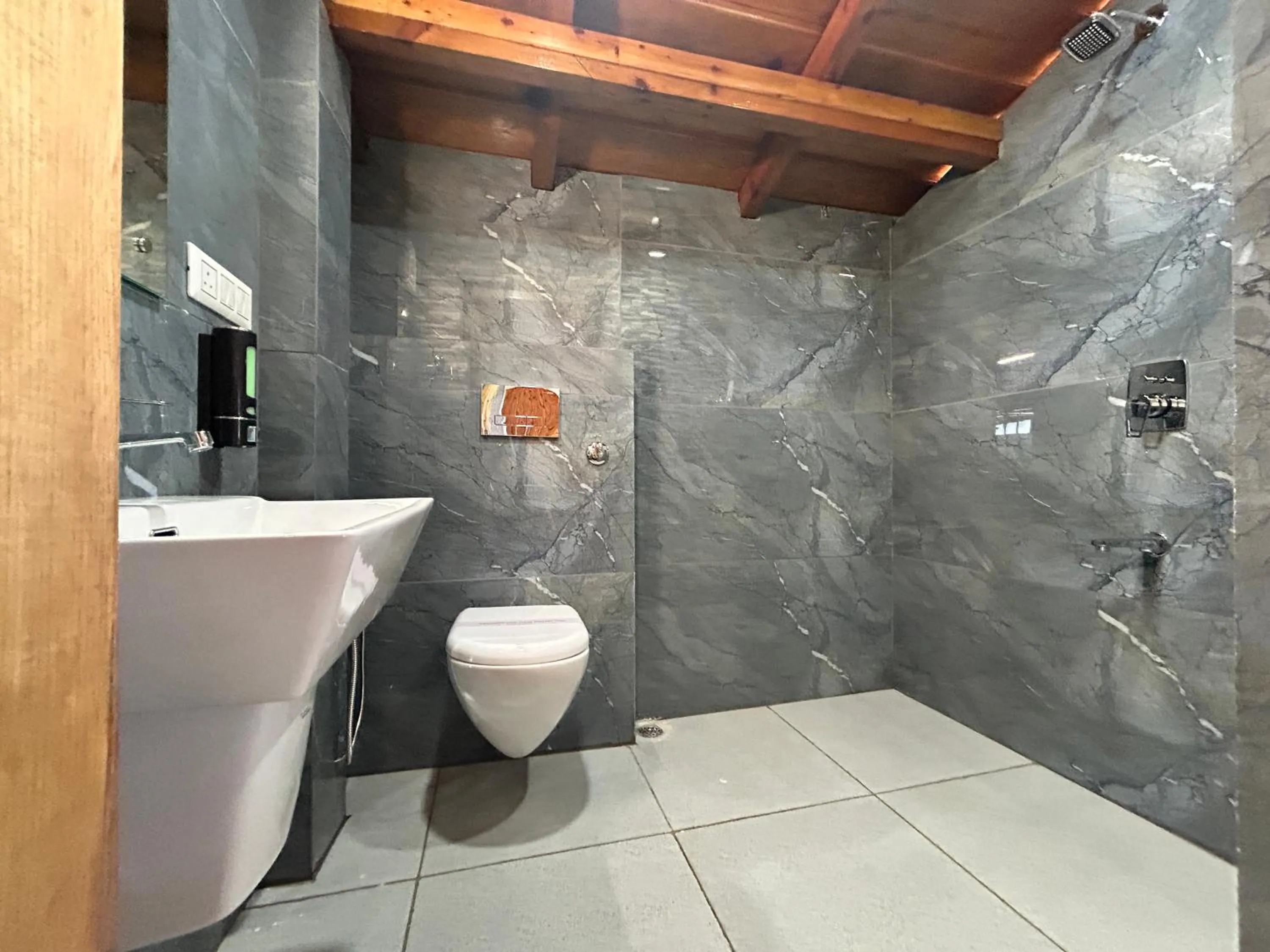 Kasar Himalaya Holiday Resort, Binsar Rd