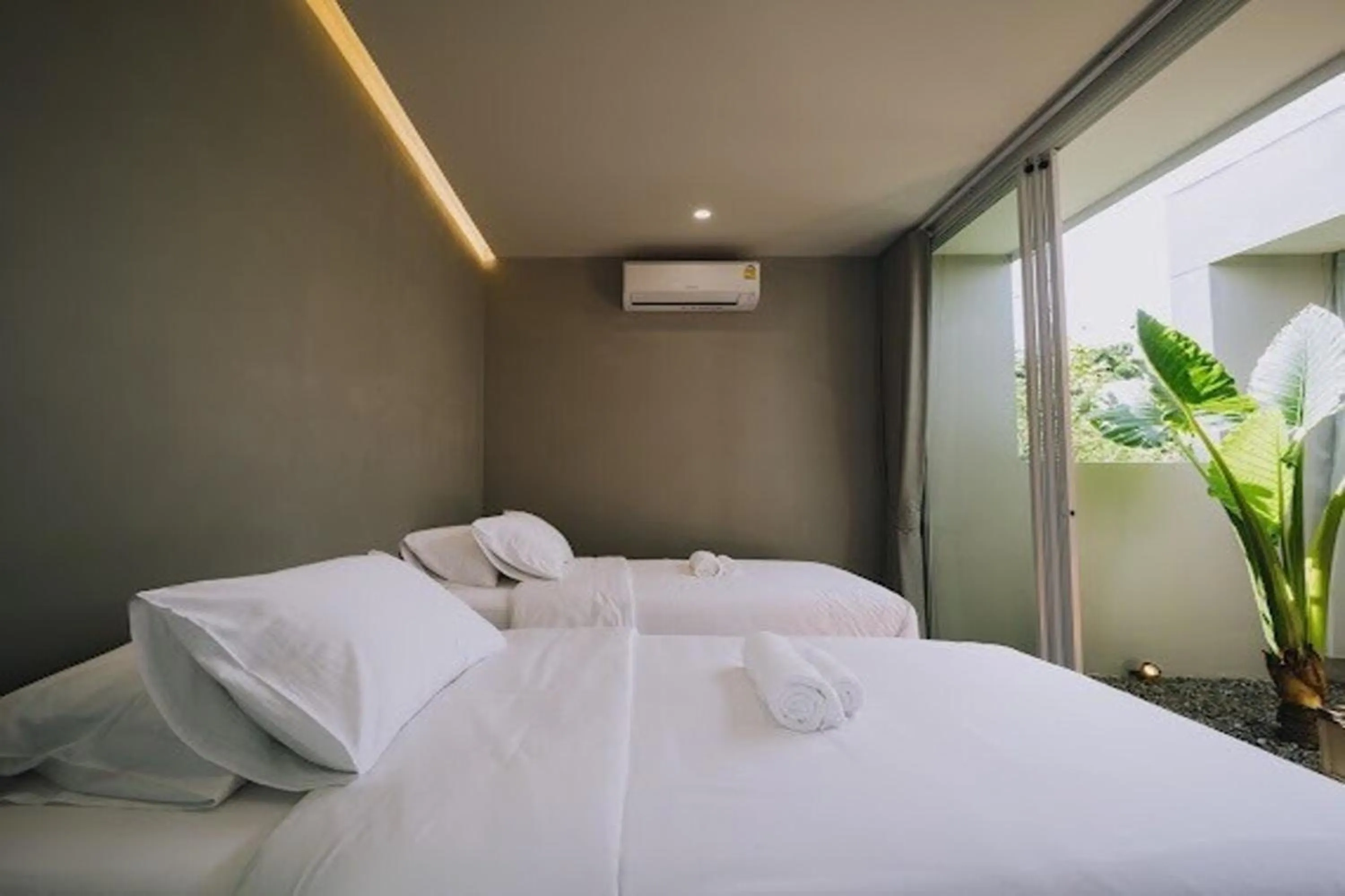 Photo of the whole room, Bed in Mist Villa