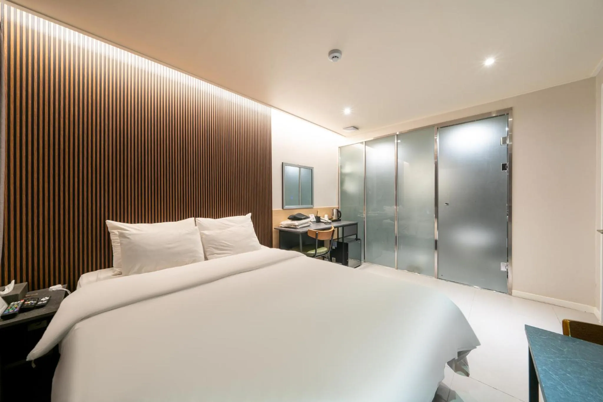 Bed in Mnlucky Hotel