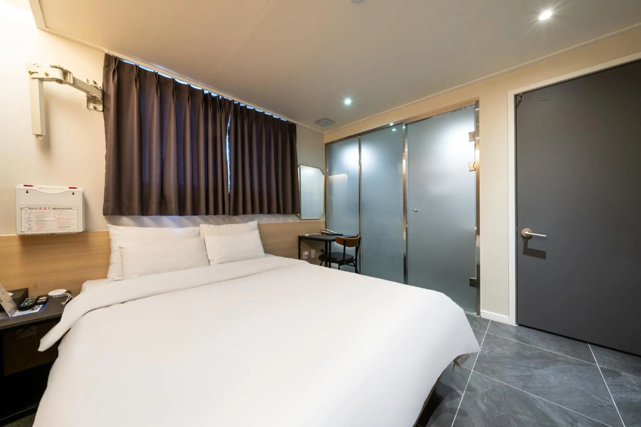 Bed in Mnlucky Hotel