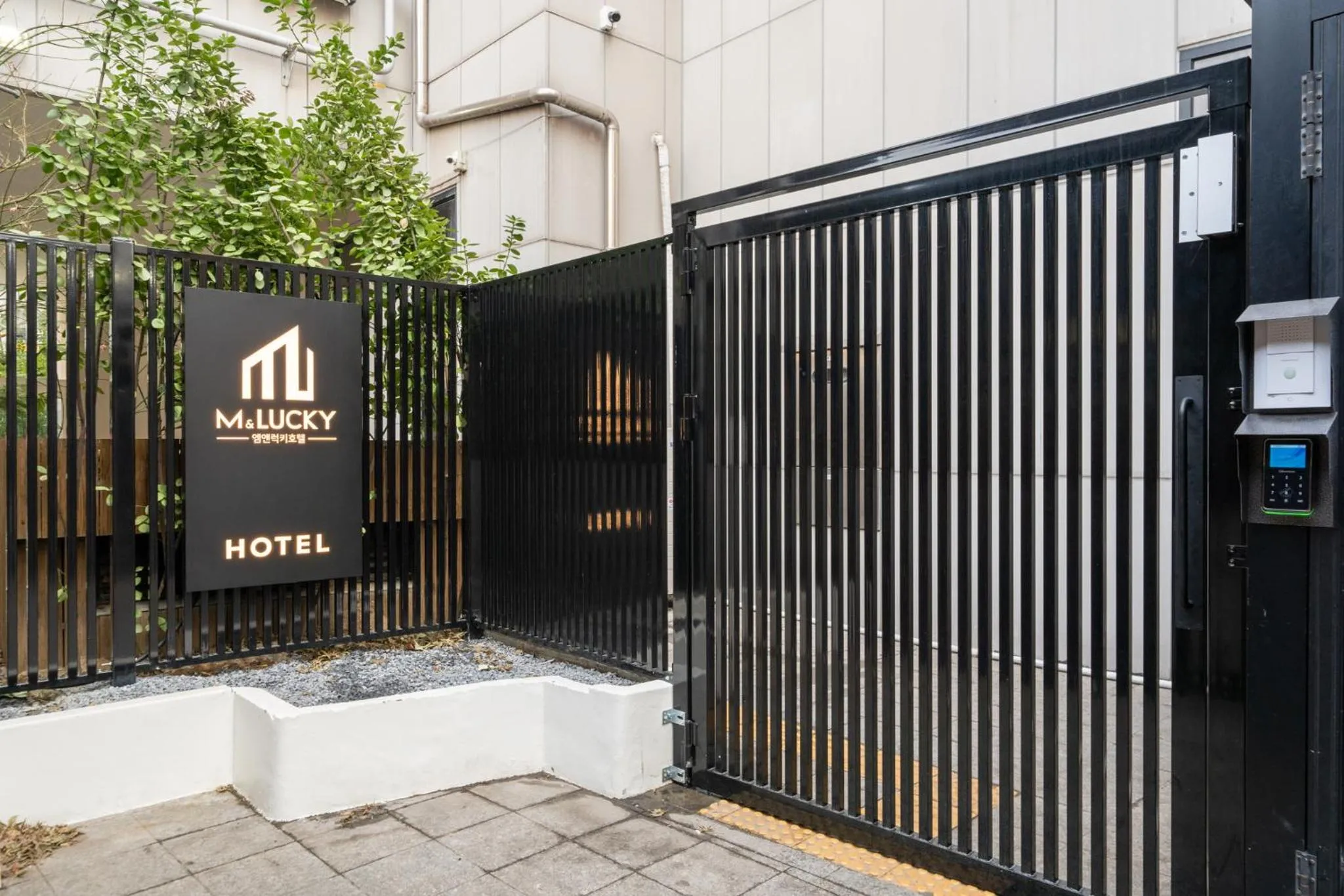 Property building in Mnlucky Hotel