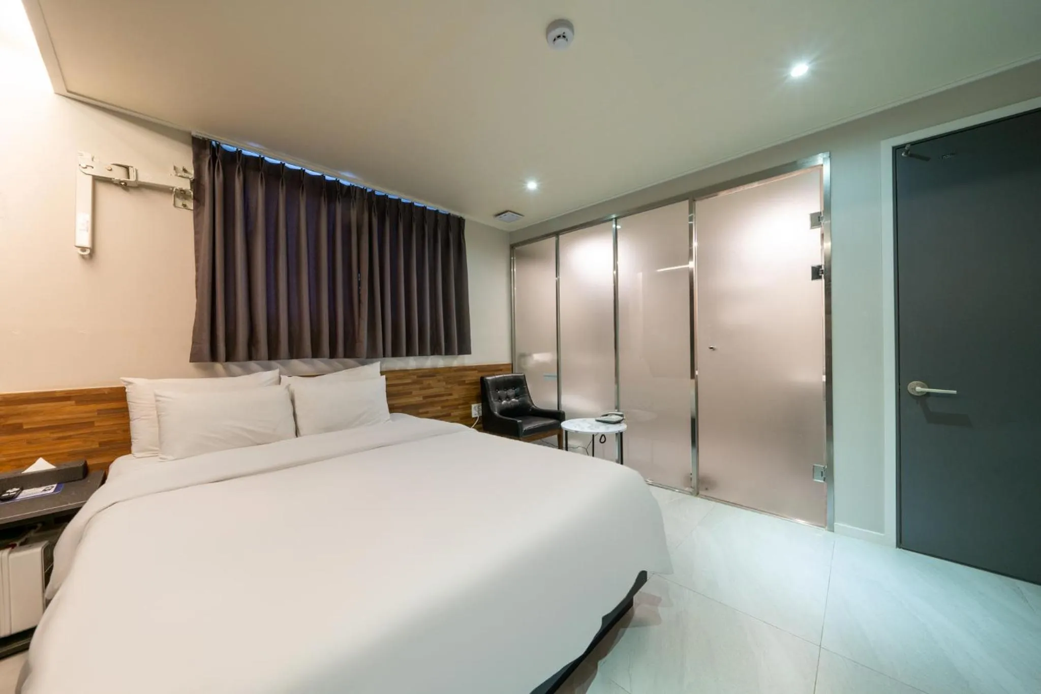 Bed in Mnlucky Hotel