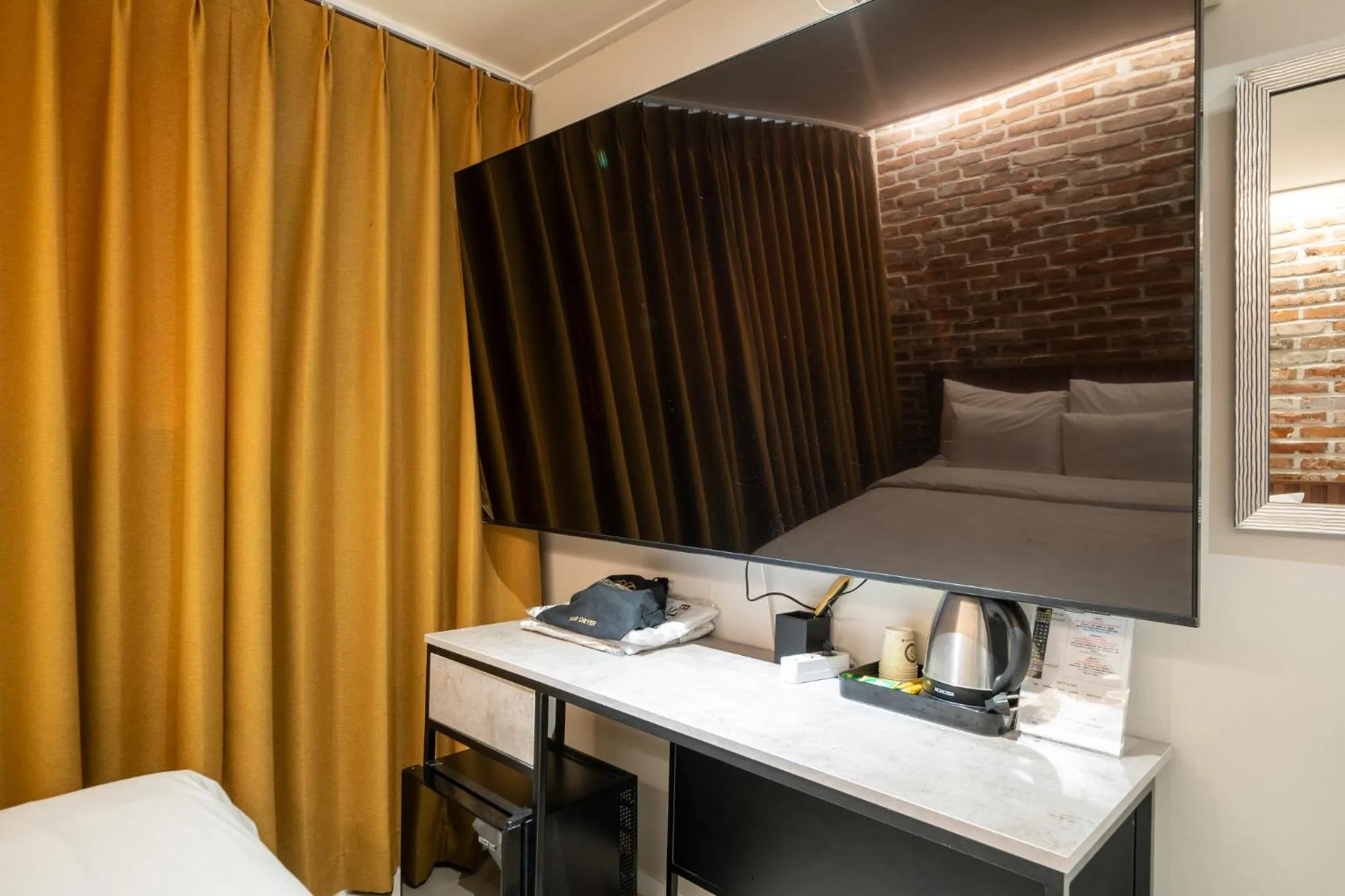 Bed in Mnlucky Hotel