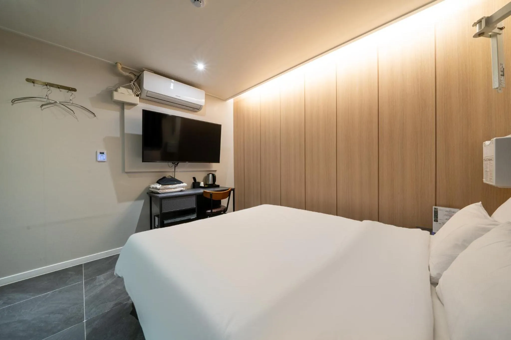 Bed in Mnlucky Hotel