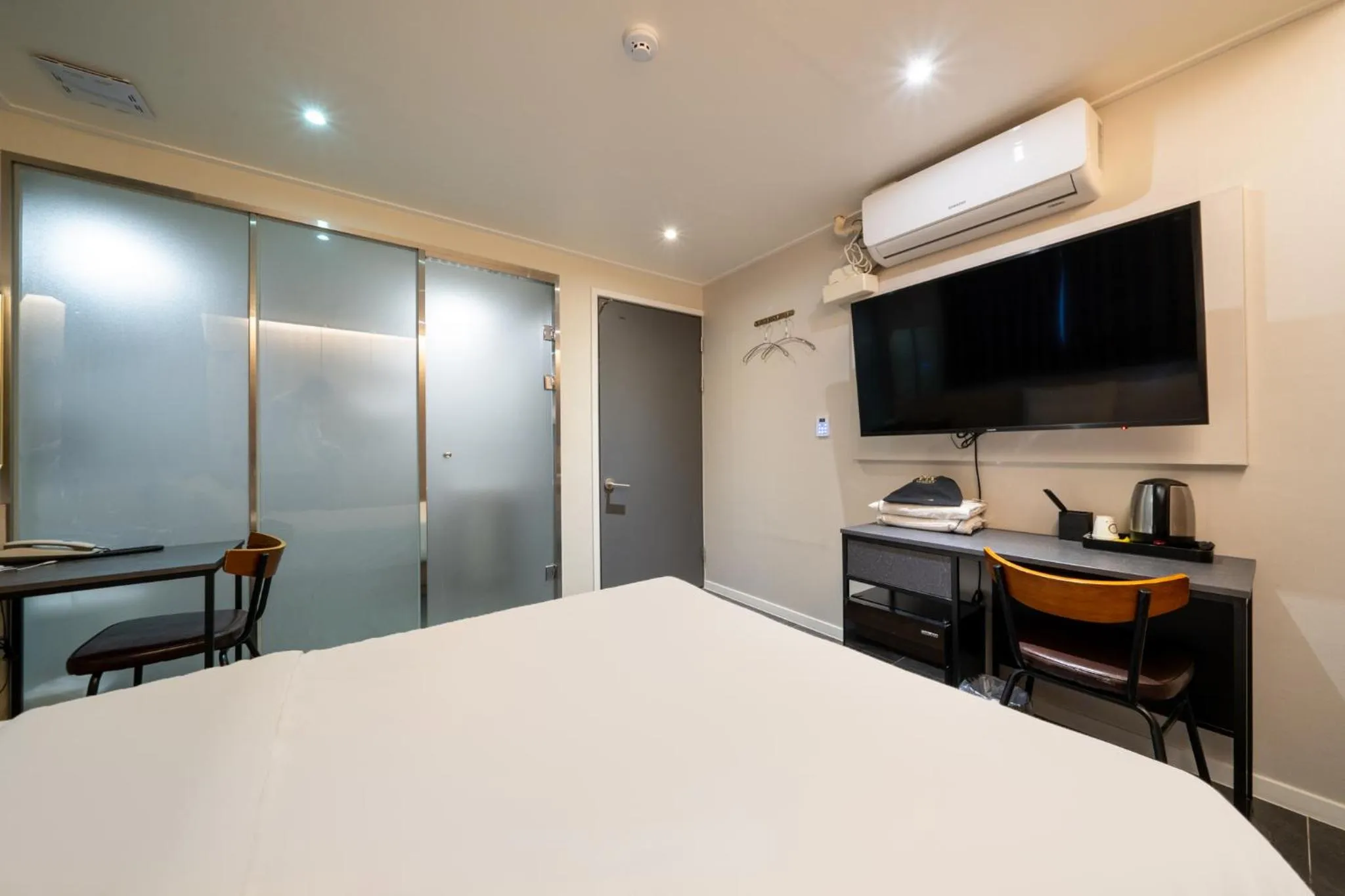 Bed in Mnlucky Hotel