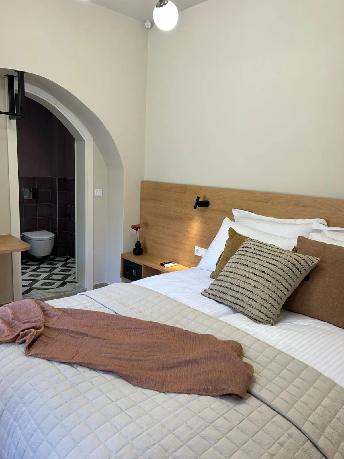 Bed in Living Yard Acropolis