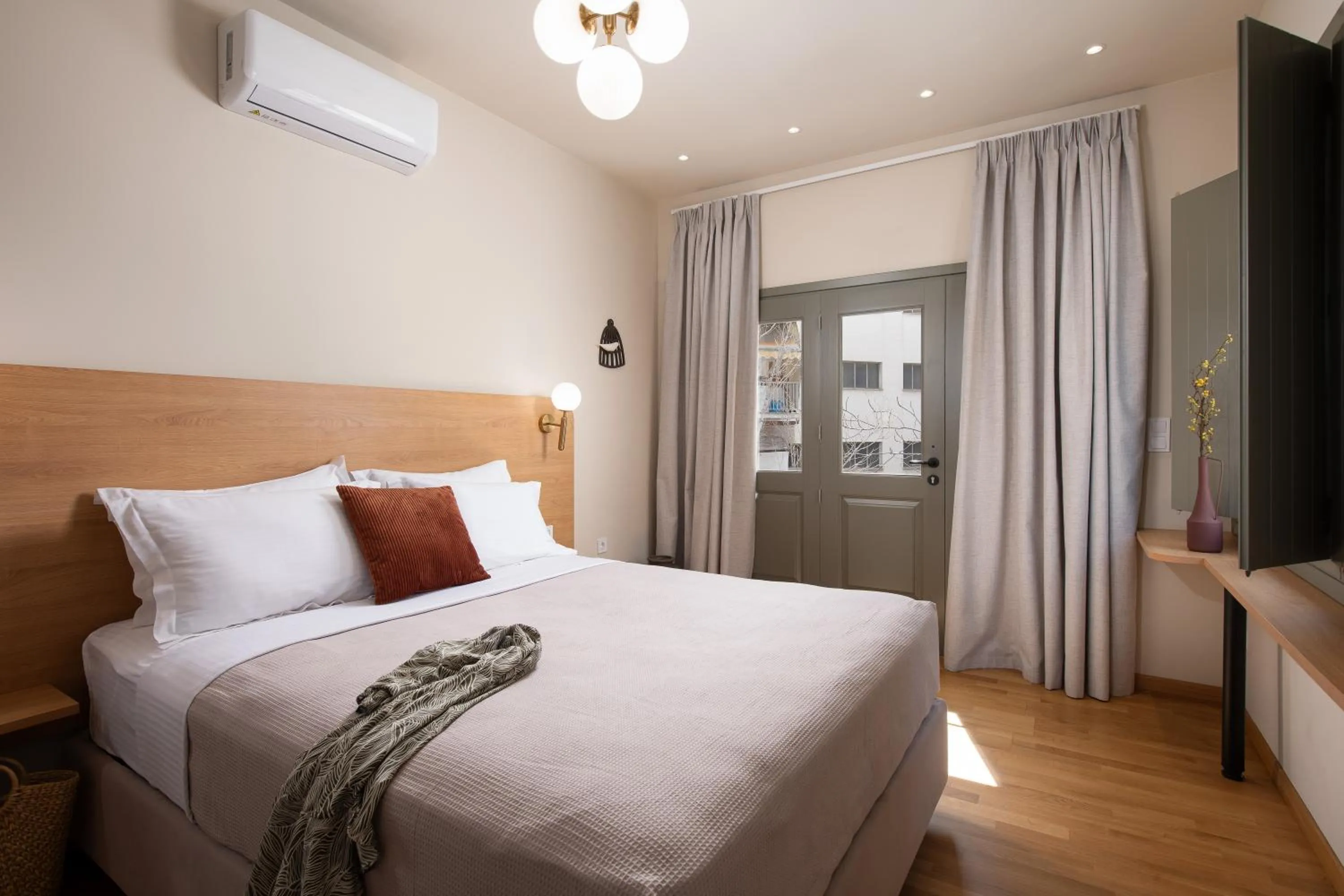 Bed in Living Yard Acropolis