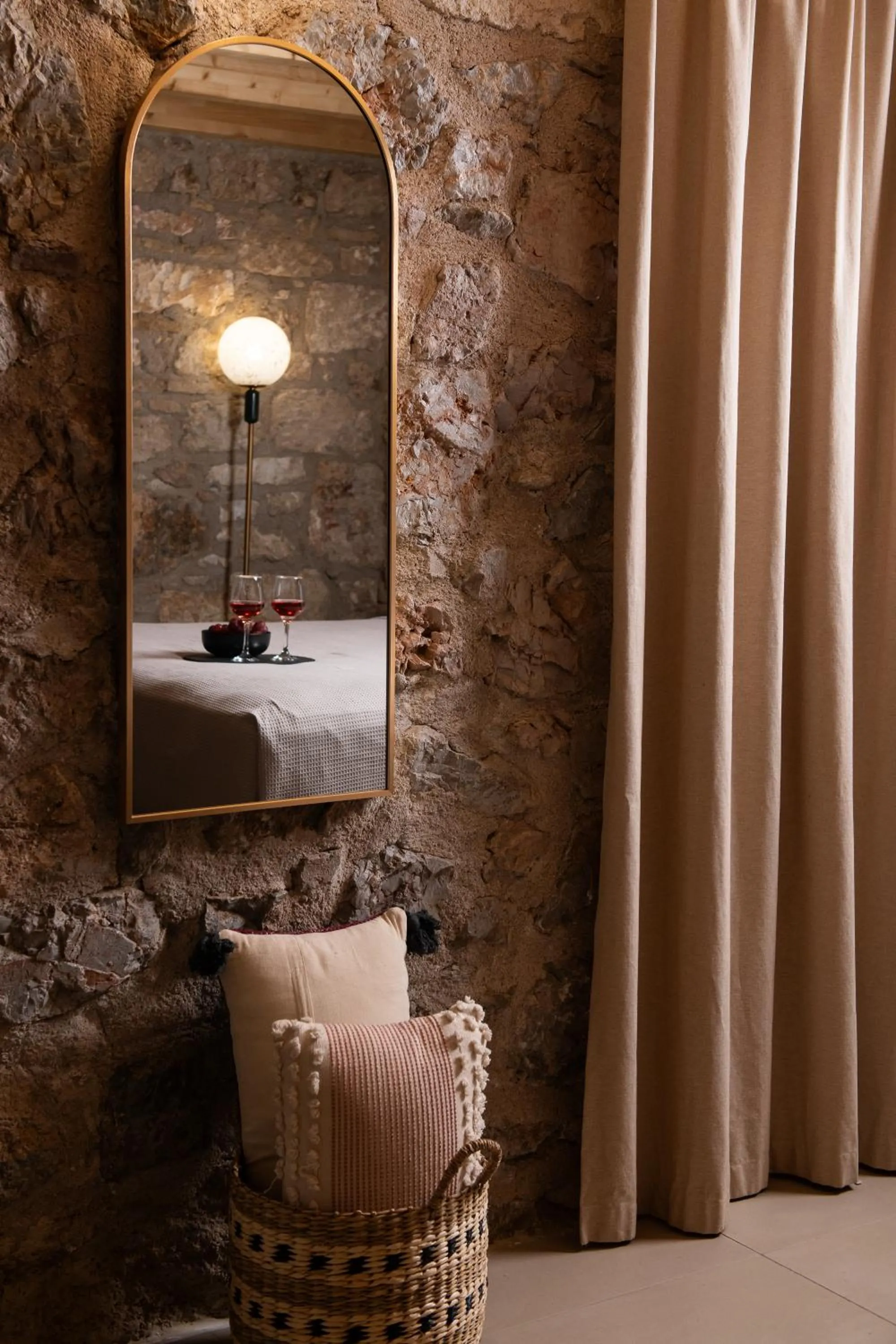 Photo of the whole room in Living Yard Acropolis