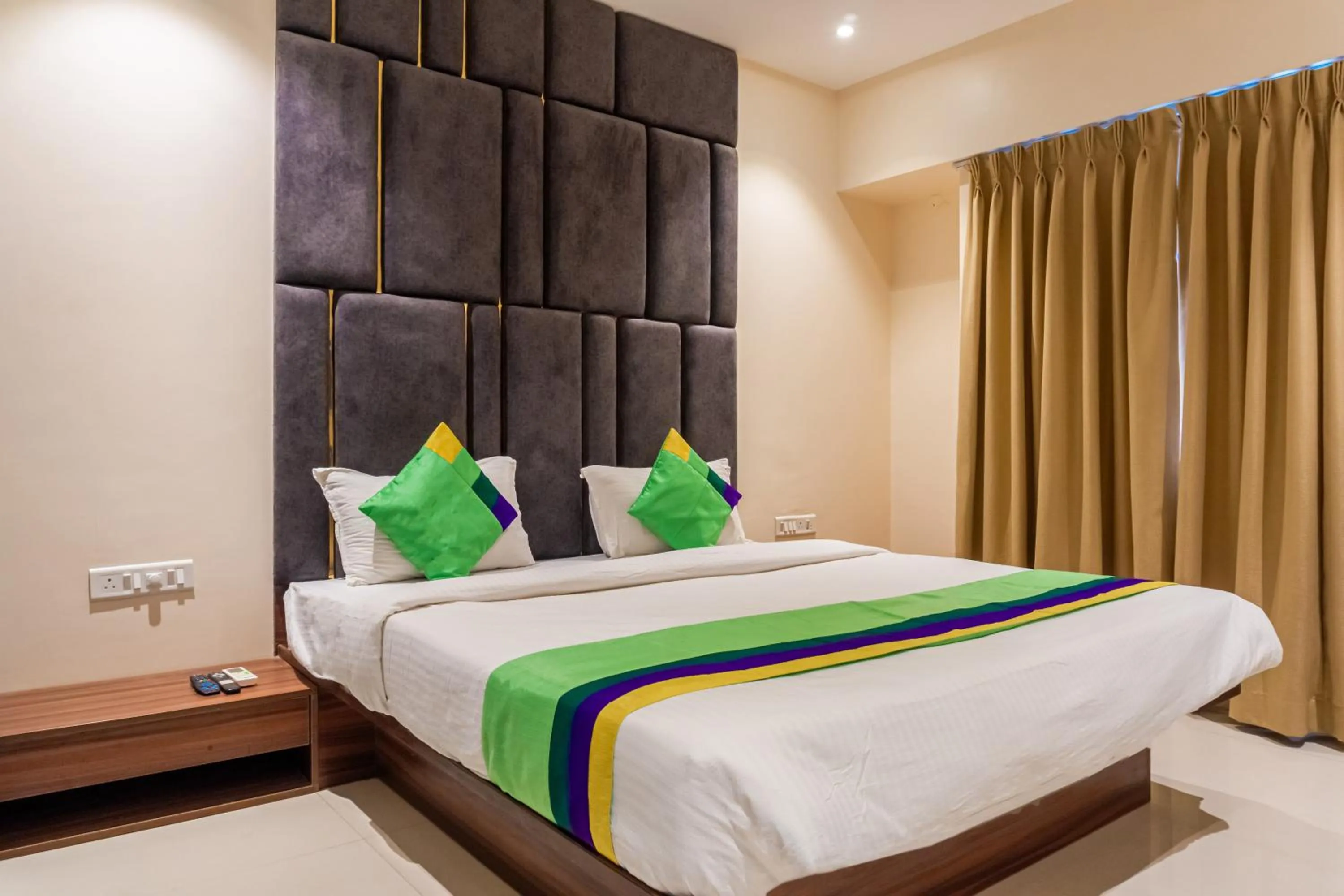 Bedroom, Bed in Treebo Blossom - Viman Nagar