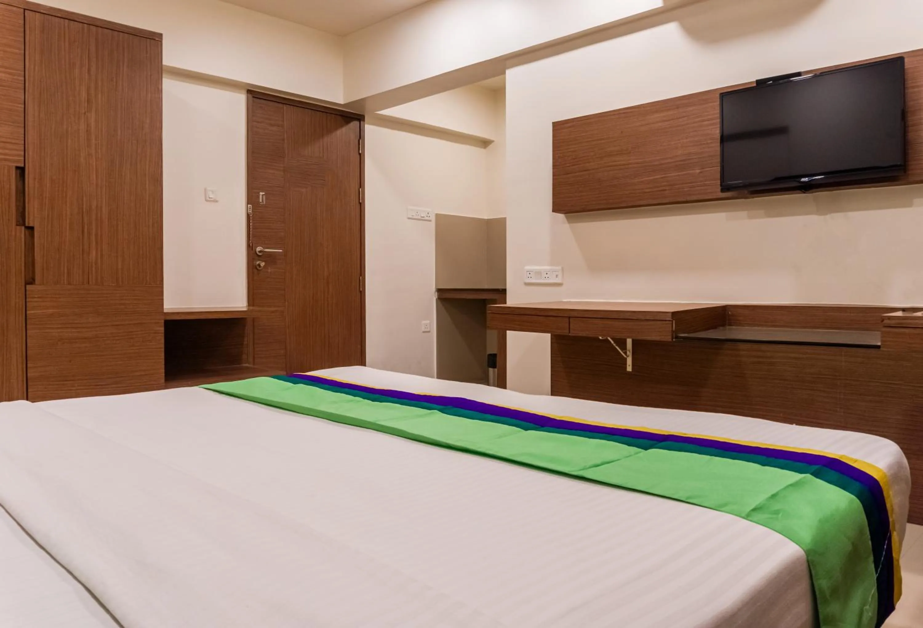 Bedroom, Bed in Treebo Blossom - Viman Nagar