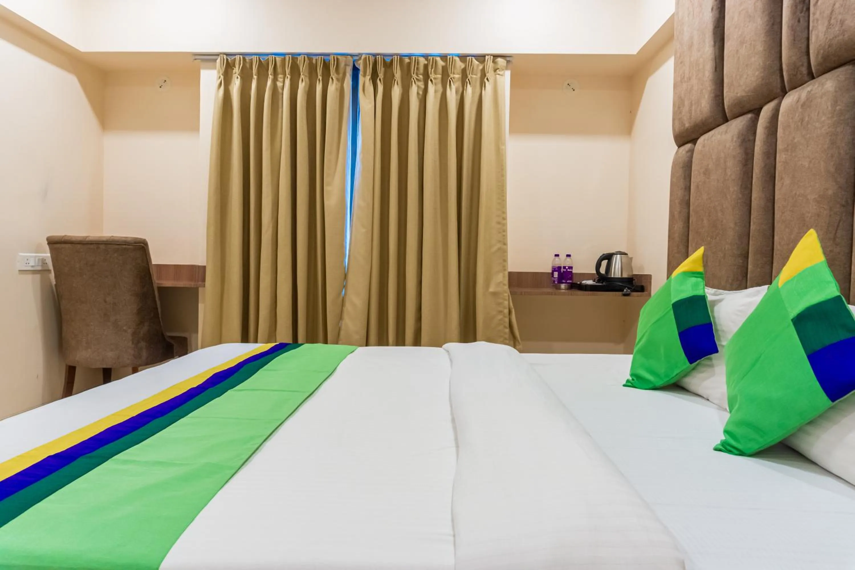 Bedroom, Bed in Treebo Blossom - Viman Nagar