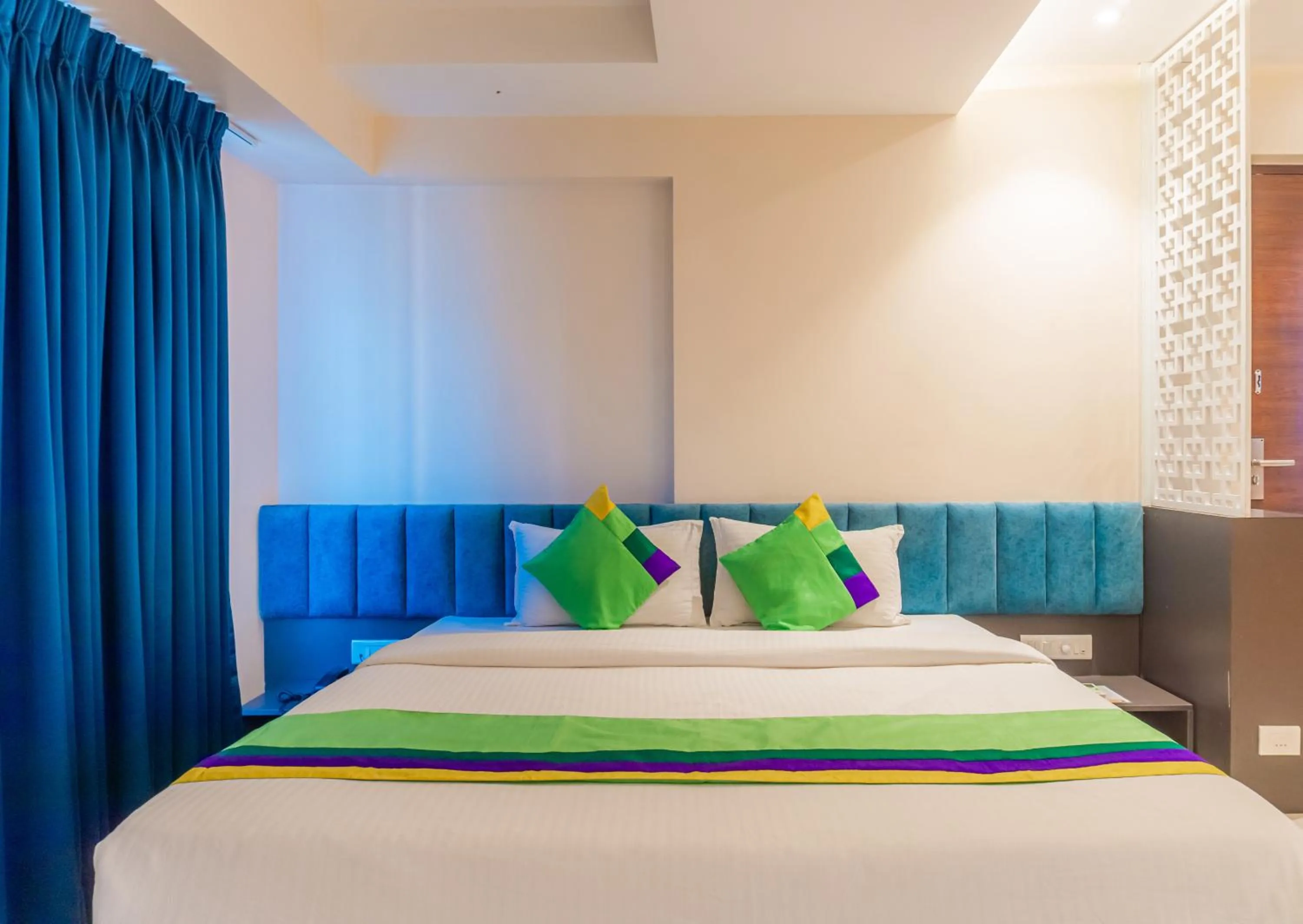 Bedroom, Bed in Treebo Blossom - Viman Nagar