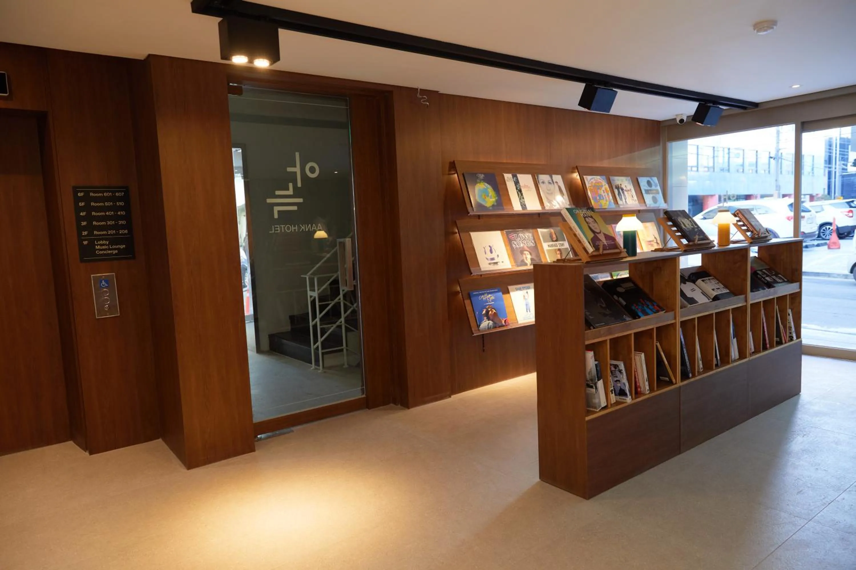 Library in Anook Hotel Suwon