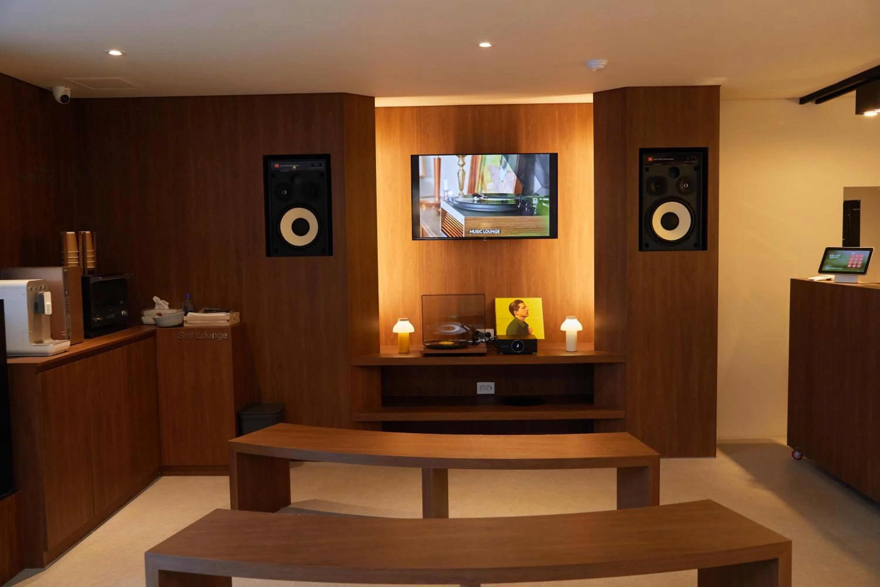 TV and multimedia in Anook Hotel Suwon